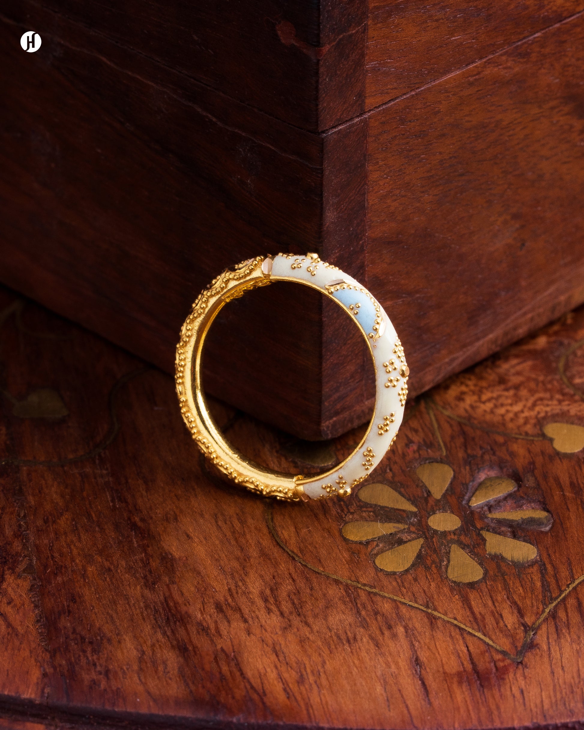 21Karat Yellow Gold Bahraini Creamy Meena Ring for women in Dubai