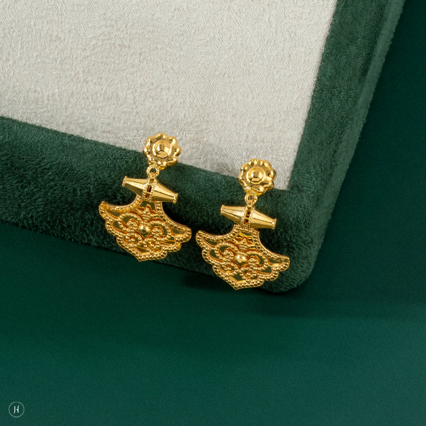 21Karat Yellow Gold Bahraini Crown-Shaped Choker Set in UAE | Buy Online Best Bridal Jewellery for Her