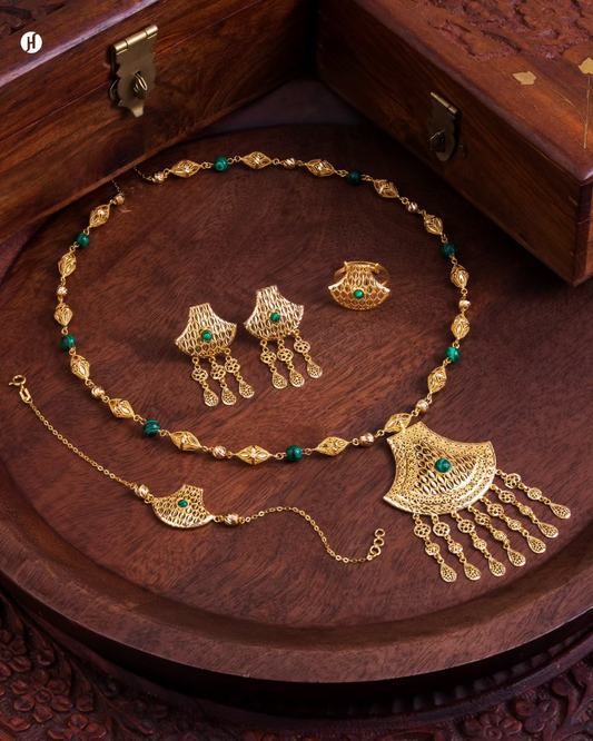 21Karat Yellow Gold Bahraini Fan Motif Necklace Set | Bridal jewellery for women