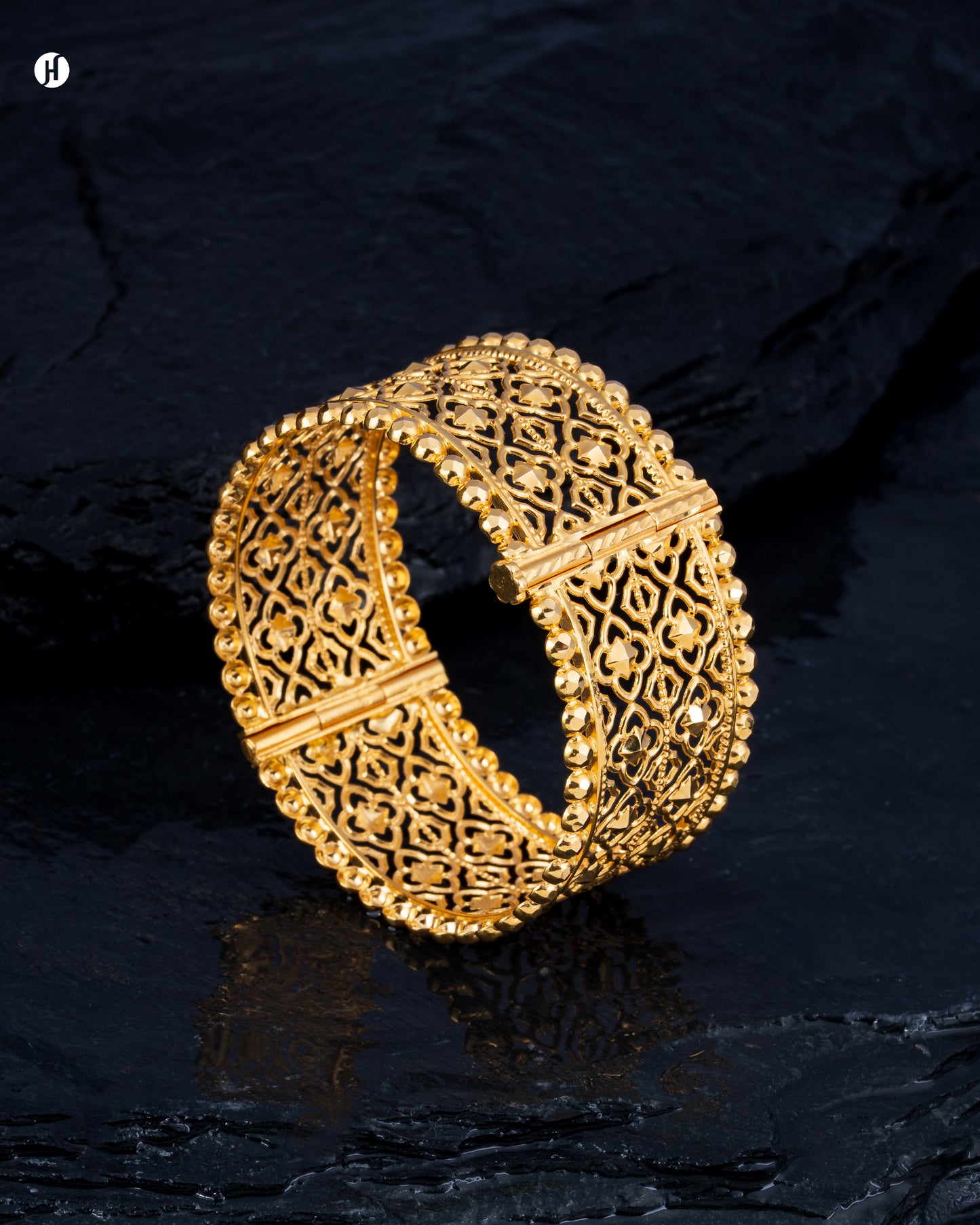 21Karat Yellow Gold Bahraini Floral Cutwork Wide Bangle