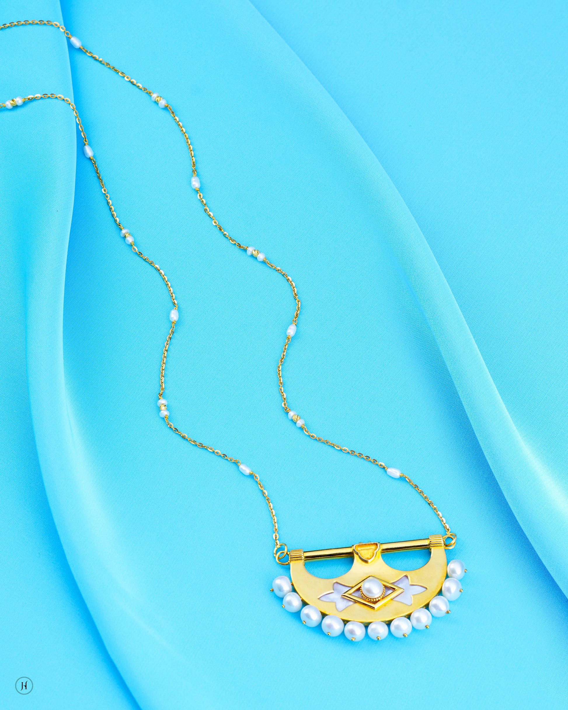 21Karat Yellow Gold Bahraini Half-Moon Pendant Necklace | Online Jewellery store for khaleeji women in UAE.
قلادة بحرينية من الذهب الأصفر عيار ٢١ قيراطًا بتصميم نصف قمر | متجر مجوهرات إلكتروني للنساء الخليجيات في الإمارات العربية المتحدة - جيه إتش للمجوهرات