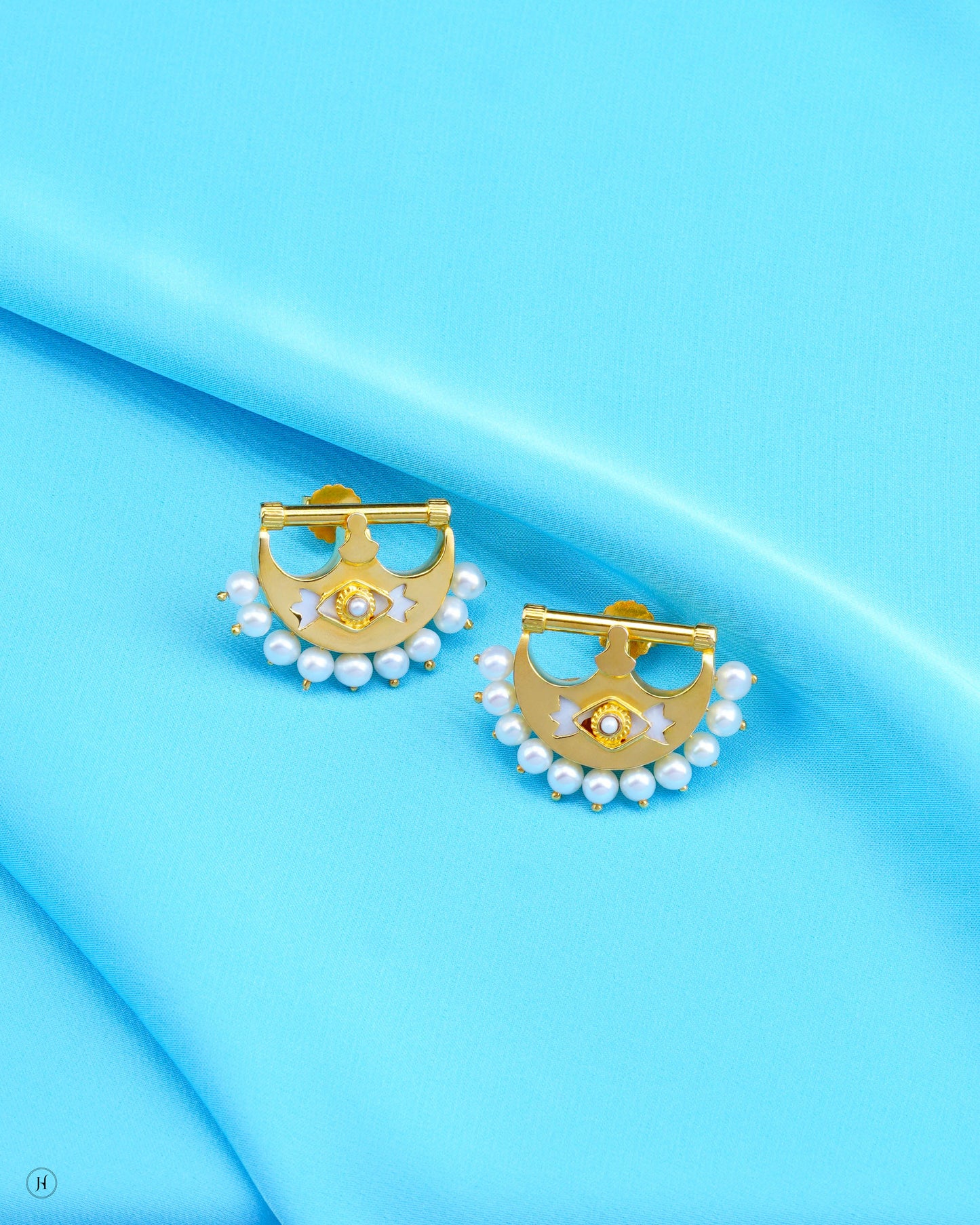 21Karat Yellow Gold Bahraini Half-Moon Pendant earrings | Online Jewellery store for khaleeji women in UAE.
أقراط من الذهب الأصفر عيار 21 قيراطًا على شكل نصف قمر بحريني | متجر مجوهرات على الإنترنت للنساء الخليجيات في الإمارات العربية المتحدة.