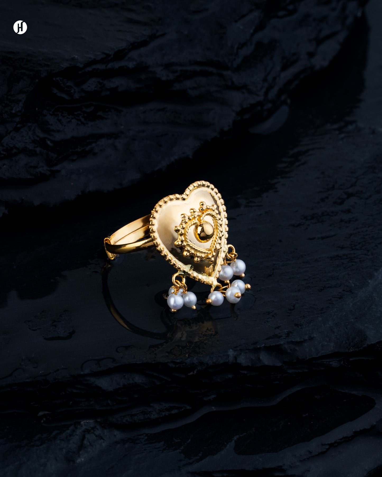 21Karat Yellow Gold Bahraini Heart Pearl Ring for Ladies.