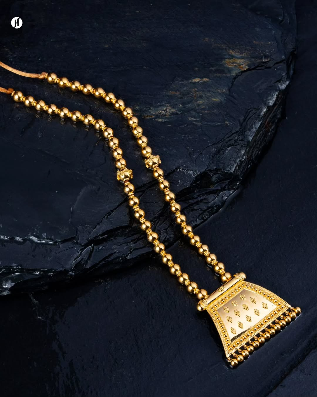 21Karat Yellow Gold Bahraini Heritage Trapeze Pendant Necklace | Online Jewellery Store in UAE.