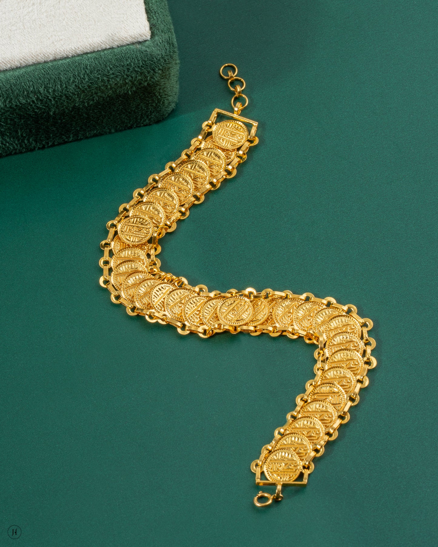 21Karat Yellow Gold Bahraini Lira Link Coin Bracelet for Ladies In UAE | Online Jewellery Store | سوار من الذهب الأصفر عيار 21 قيراطًا على شكل ليرة بحرينية للسيدات في الإمارات العربية المتحدة | متجر المجوهرات عبر الإنترنت