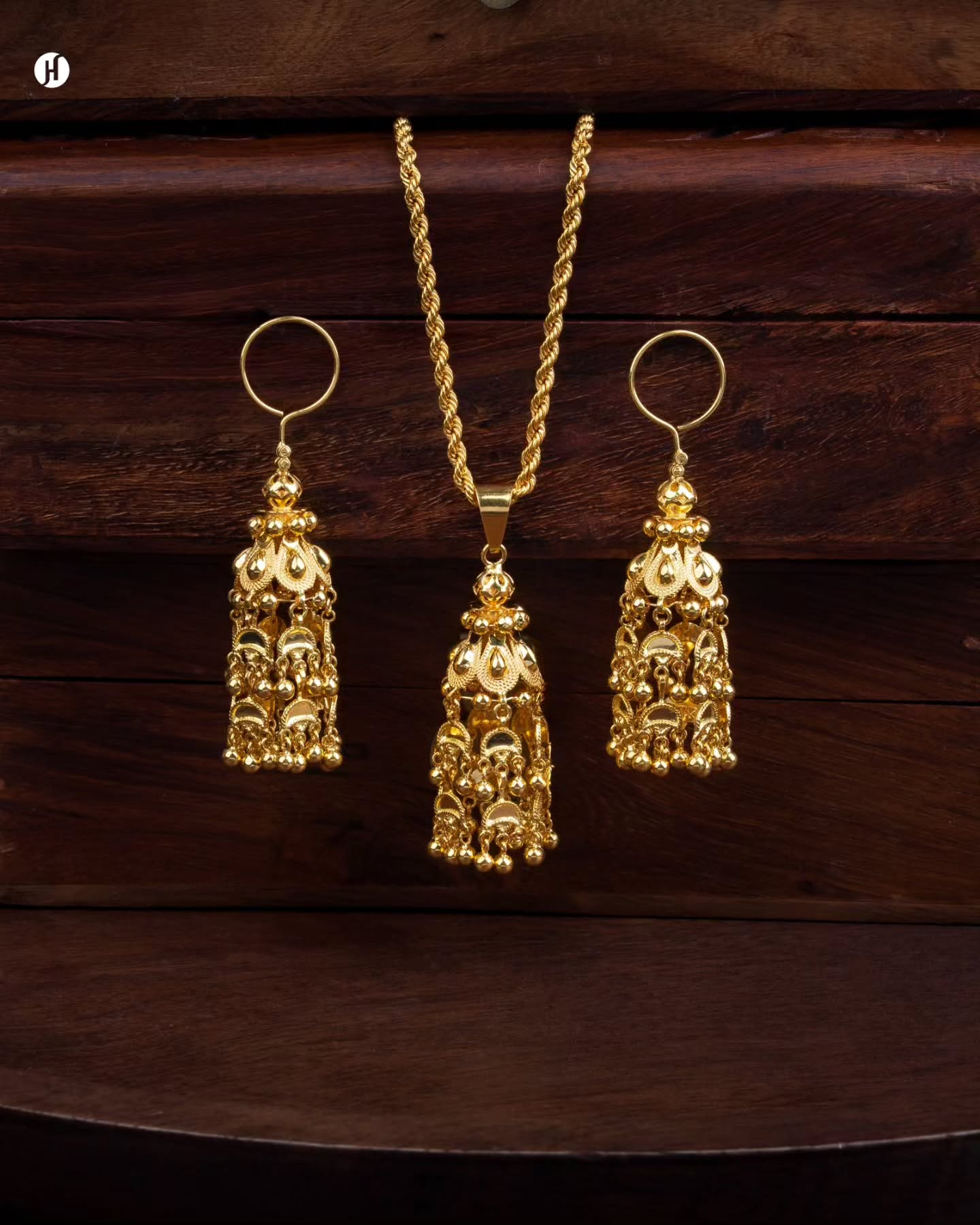 21Karat Yellow Gold Bahraini Madalla Pendant Necklace Set | Bridal Jewellery for Khaleeji and Arab women