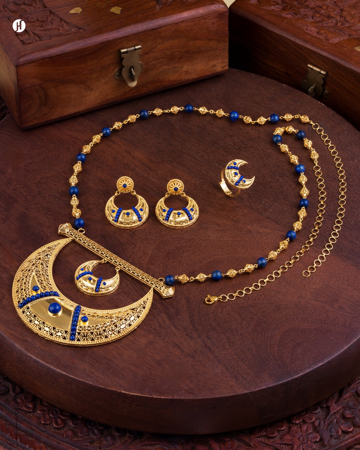 21Karat Yellow Gold Bahraini Moon Blue Lapis Traditional Necklace Jewellery Set for ladies in UAE