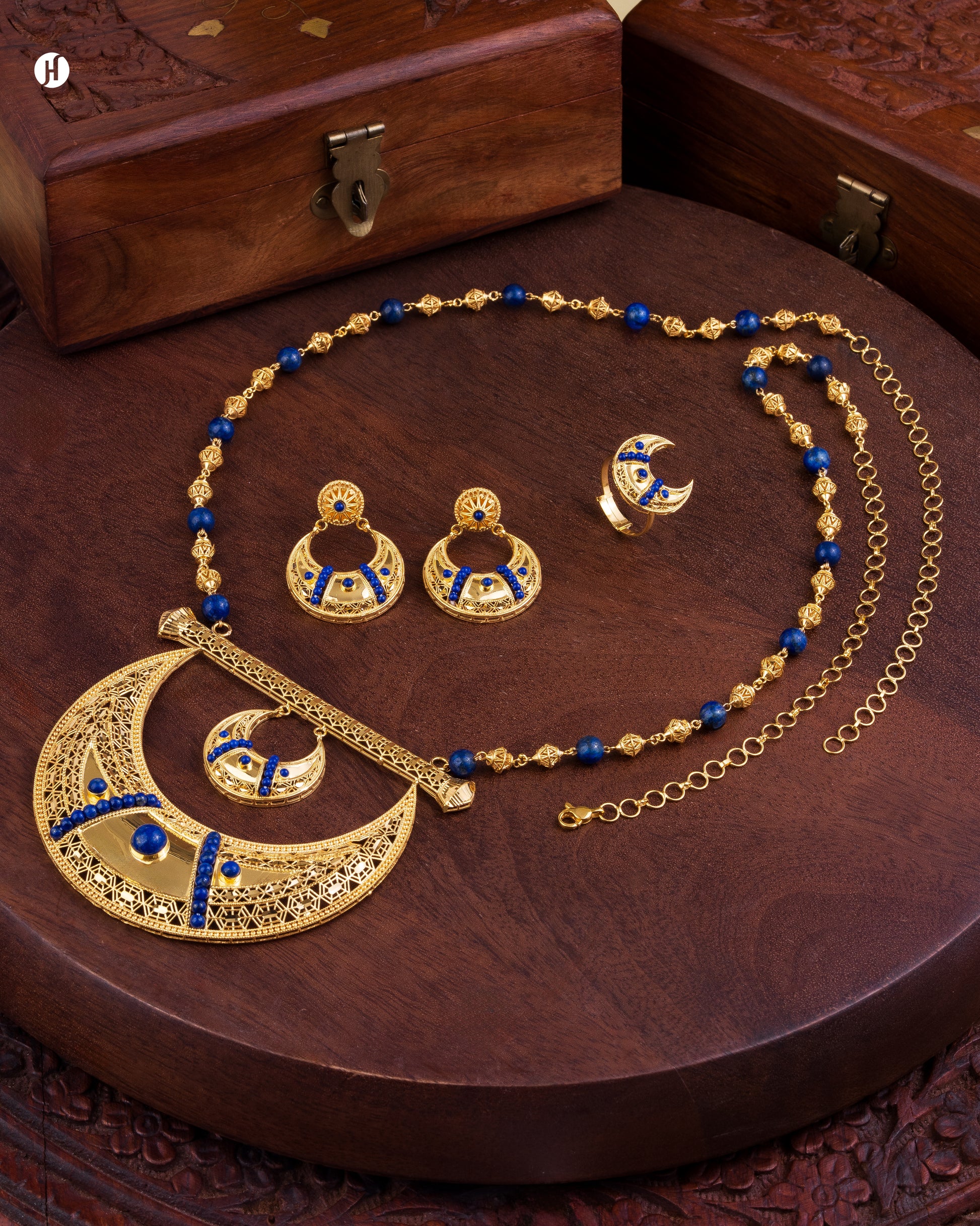21Karat Yellow Gold Bahraini Moon Blue Lapis Traditional Necklace Jewellery Set for ladies in UAE