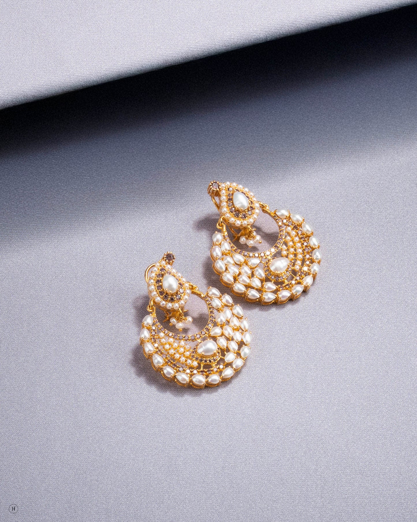21Karat Yellow Gold Bahraini Pearl Crescent Pendant Earrings For Ladies | Online Jewellery Store in Dubai, UAE
أقراط نسائية من الذهب الأصفر عيار 21 قيراطًا، مُزينة بلؤلؤ بحريني على شكل هلال | متجر مجوهرات إلكتروني في دبي، الإمارات العربية المتحدة