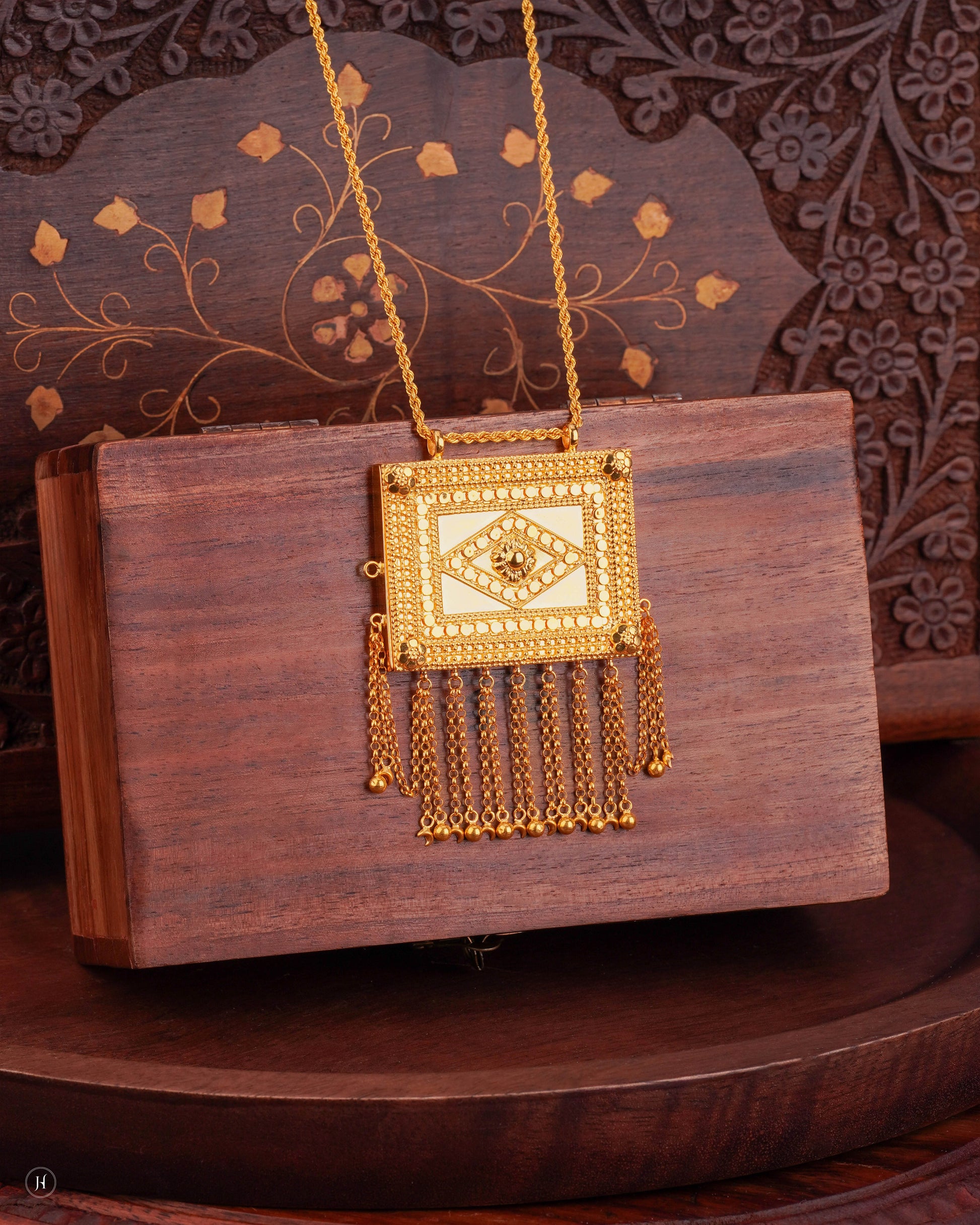 21Karat Yellow Gold Bahraini Square Pendant Necklace with Tassels | Bridal jewellery in UAE - J.H Jewellers