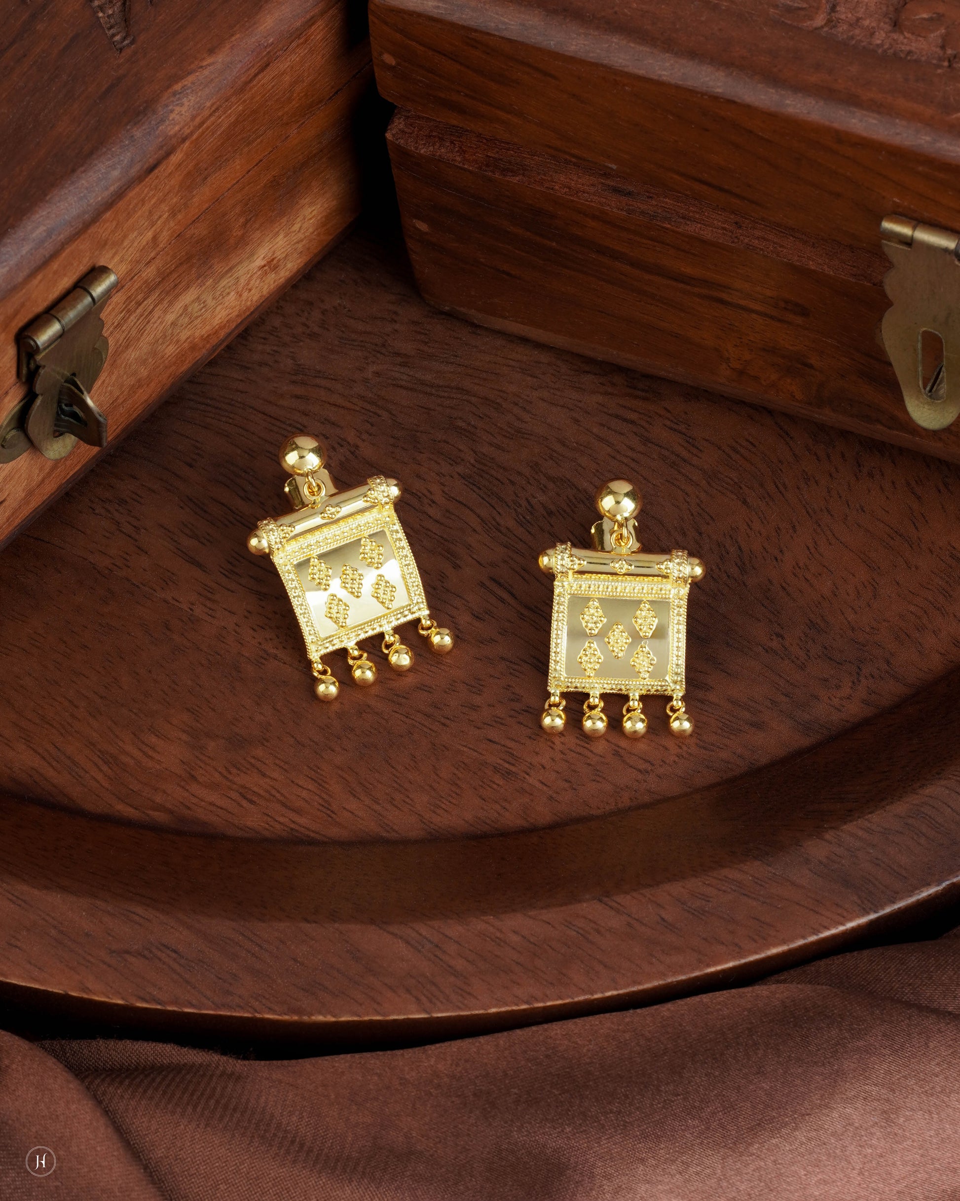 21Karat Yellow Gold Bahraini Square Scroll Pendant Earrings | Khaleeji Bridal Jewellery in Sharjah and Dubai - J.H Jewellers