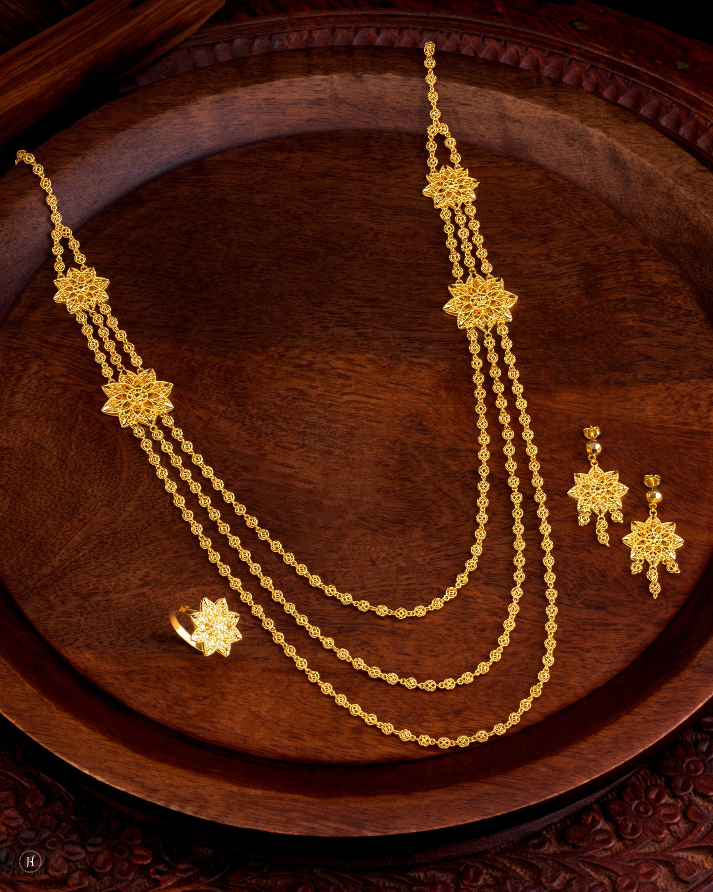 21Karat Yellow Gold Bahraini Star Multi-Strand Necklace Set | jewelry design is perfect for weddings, celebrations, and special occasions, making a refined and glamorous statement for Khaleeji and Emirati women.يُعد تصميم المجوهرات مثالياً لحفلات الزفاف والاحتفالات والمناسبات الخاصة، مما يضفي لمسة راقية وساحرة على إطلالة المرأة الخليجية والإماراتية.
