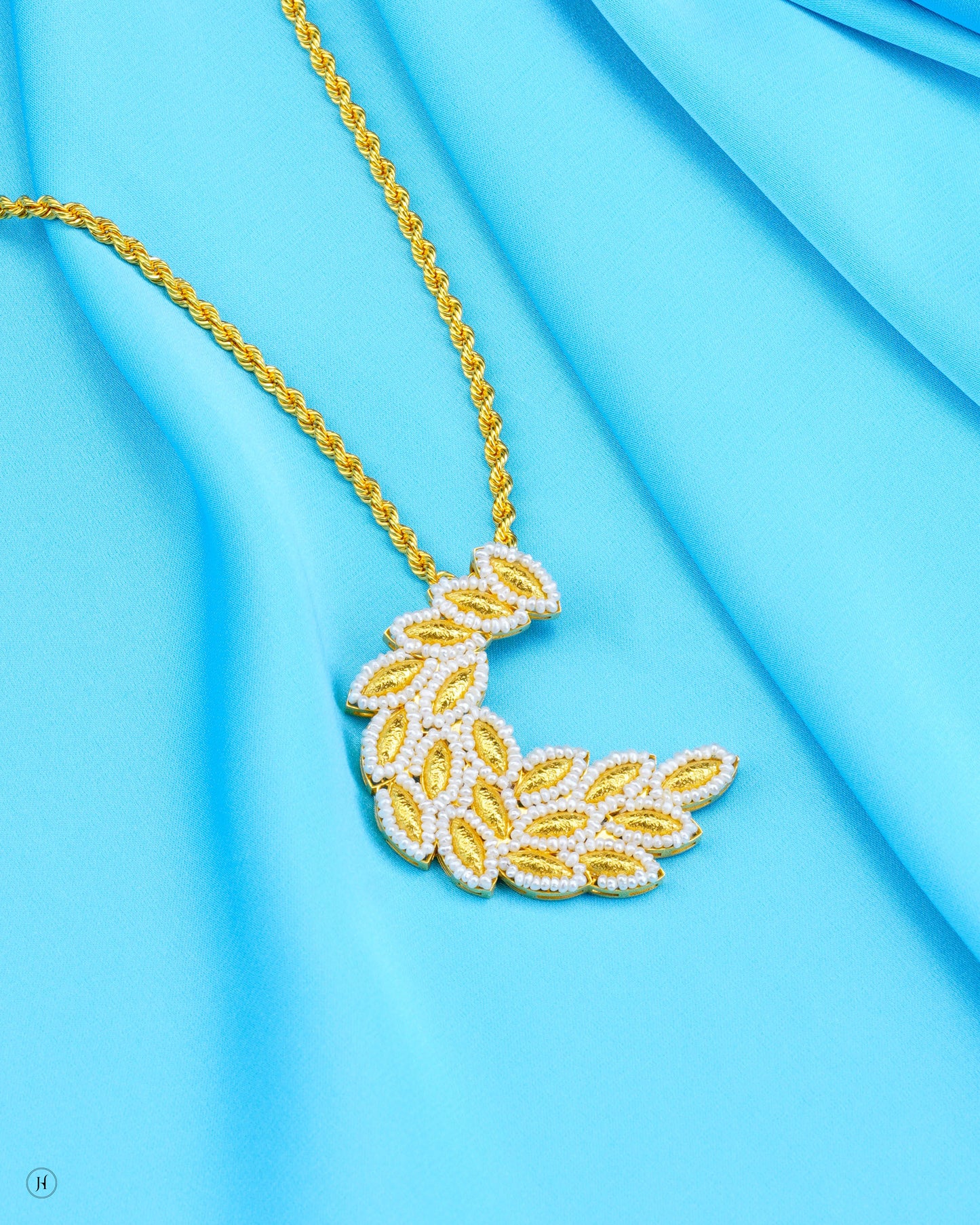 21Karat Yellow Gold Crescent Leaf Motif Necklace | Online Jewellery Shop in UAE - J.H Jewellers
قلادة هلالية من الذهب الأصفر عيار ٢١ قيراطًا | متجر مجوهرات إلكتروني في الإمارات العربية المتحدة - جيه إتش للمجوهرات