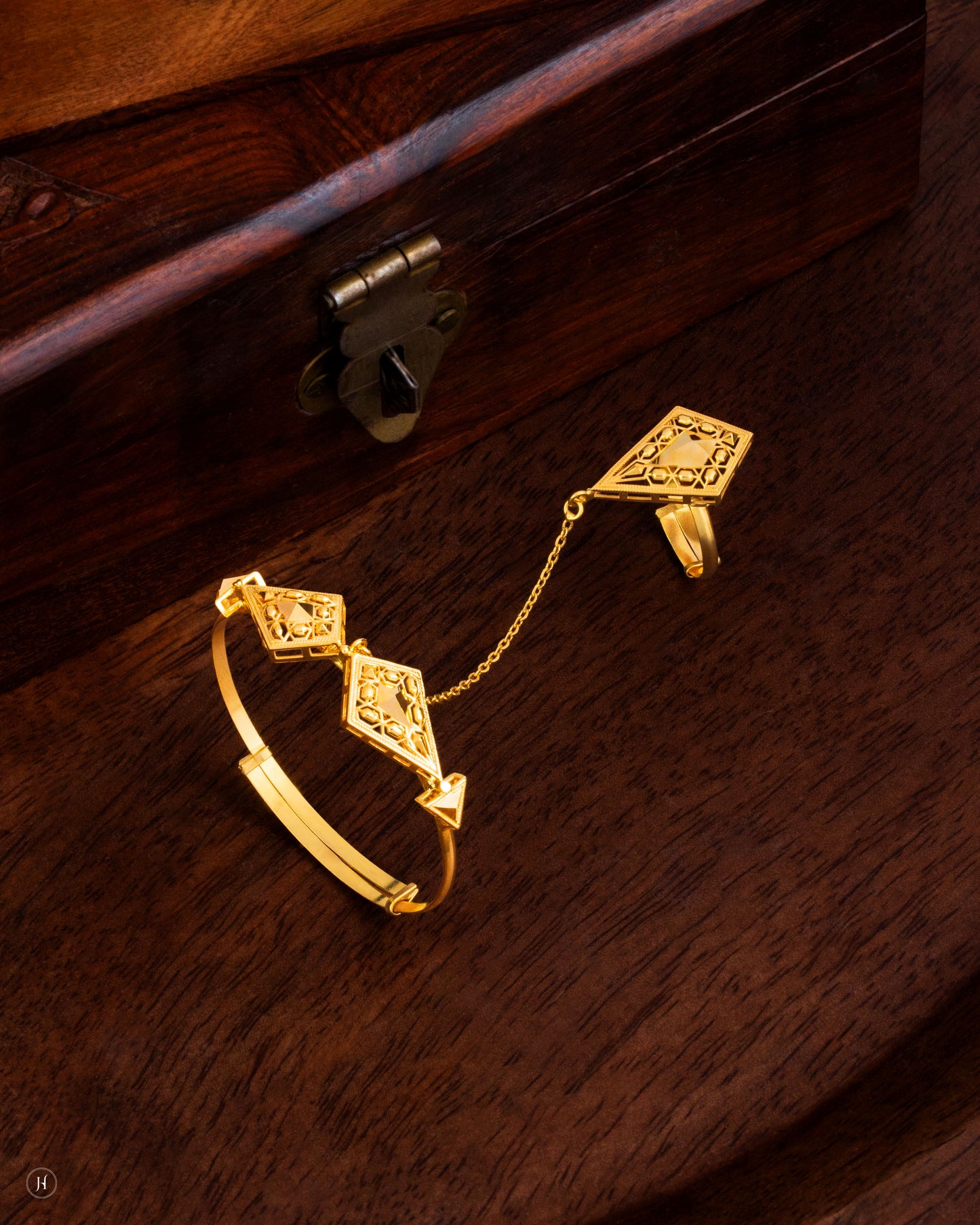 21Karat Yellow Gold Emirati Kite Motif Bracelet with Ring Chain