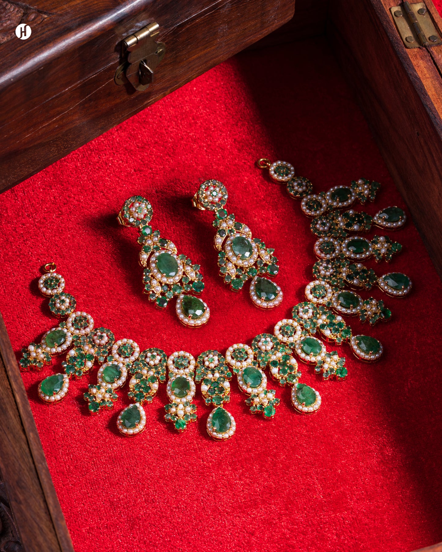 21Karat Yellow Gold Pakistani Emerald Choker Set with Pearls for Arab women | Online jewellery store in UAE