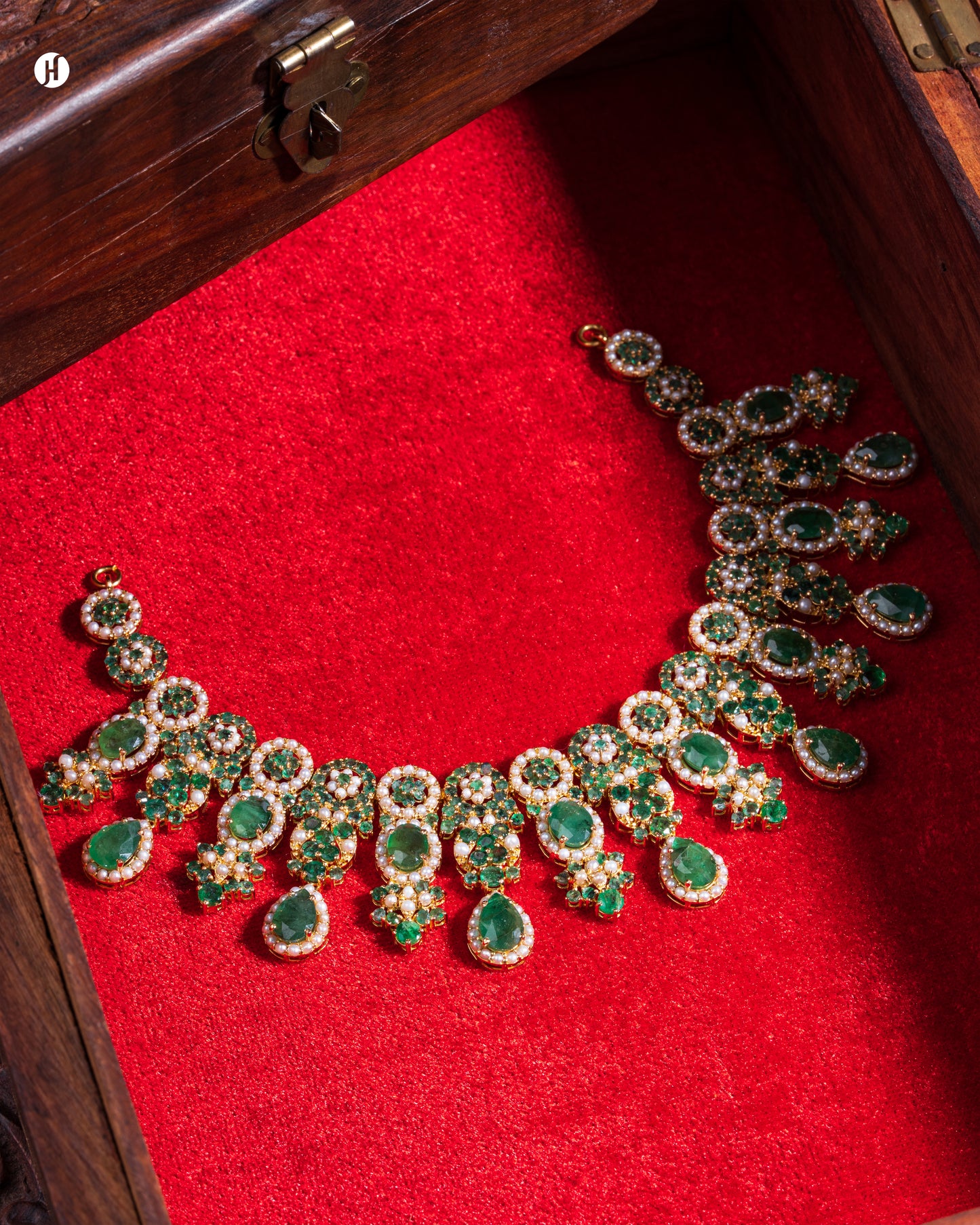 21Karat Yellow Gold Pakistani Emerald Choker with Pearls for Arab women | Online jewellery store in UAE