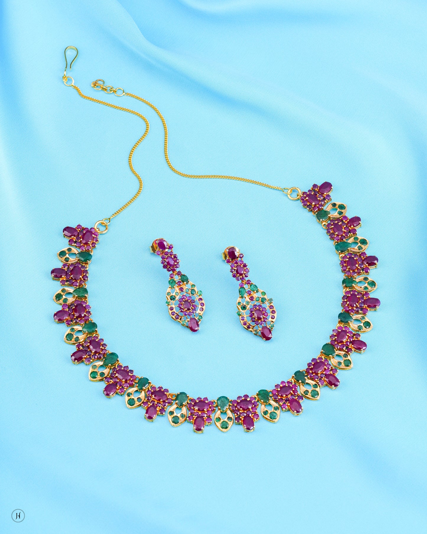 21Karat Yellow Gold Pakistani Floral Oval and Teardrop Motif Necklace Set with Gemstone | Online Bridal Jewellery store in UAE - J.H Jewellers.
قلادة باكستانية من الذهب الأصفر عيار 21 قيراطًا بتصميم بيضاوي ودمعي مزينة بأحجار كريمة | متجر مجوهرات الزفاف الإلكتروني في الإمارات العربية المتحدة - جيه إتش جولرز