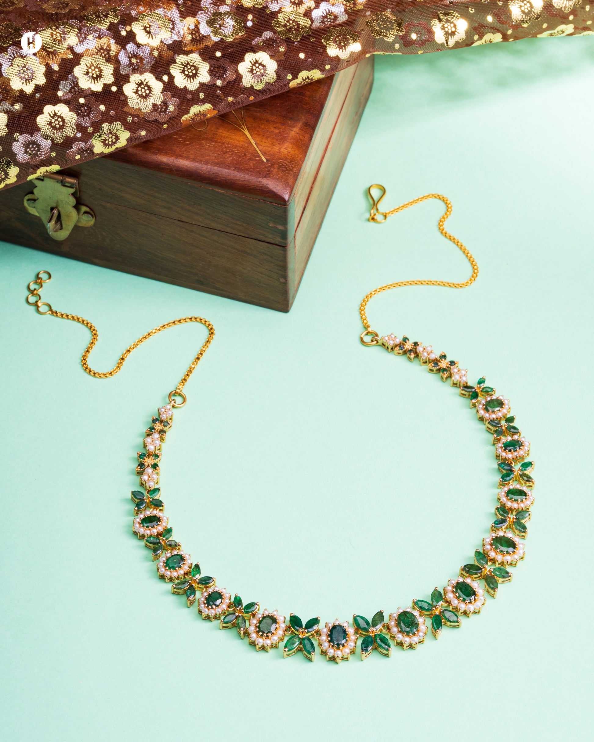 21Karat Yellow Gold Pakistani Flower shaped Emerald Necklace Jewellery with Pearls for Arab women in Dubai | online jewellery store in UAE | Arab Bridal Jewellery
