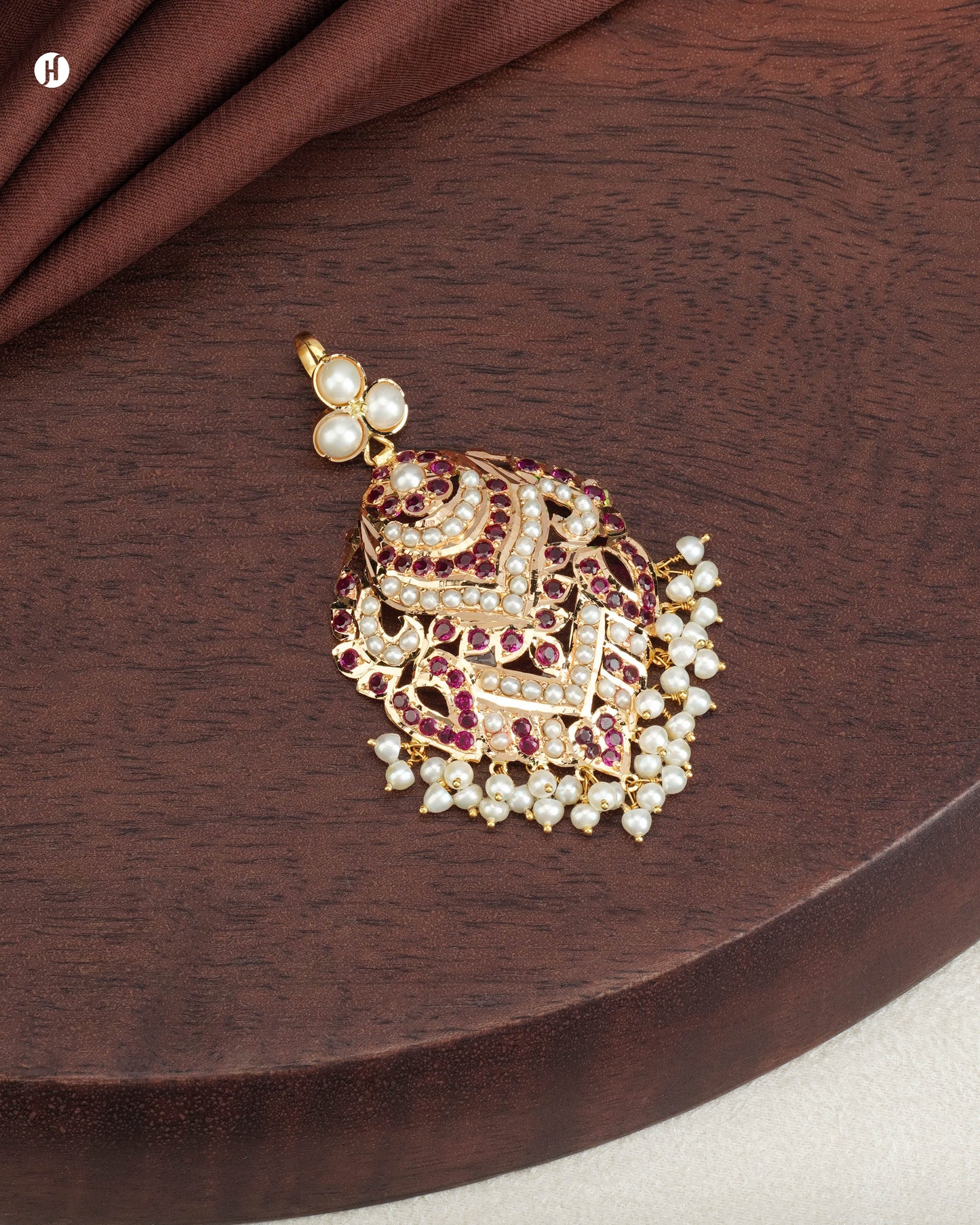 21Karat Yellow Gold Pakistani Pearl and Emerald Oval Pendant price in Dubai for Ladies
