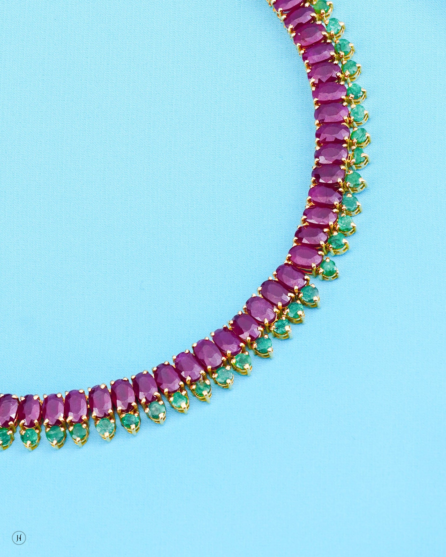 21K Yellow Gold Pakistani Ruby and Emerald Floral Gemstone Necklace Set | Online Bridal Jewellery For Khaleeji Women in UAE.
طقم قلادة من الذهب الأصفر الباكستاني ع
يار 21 قيراطًا مرصعة بالياقوت والزمرد وأحجار كريمة زهرية | مجوهرات الزفاف عبر الإنترنت للنساء الخليجيات في الإمارات العربية المتحدة.