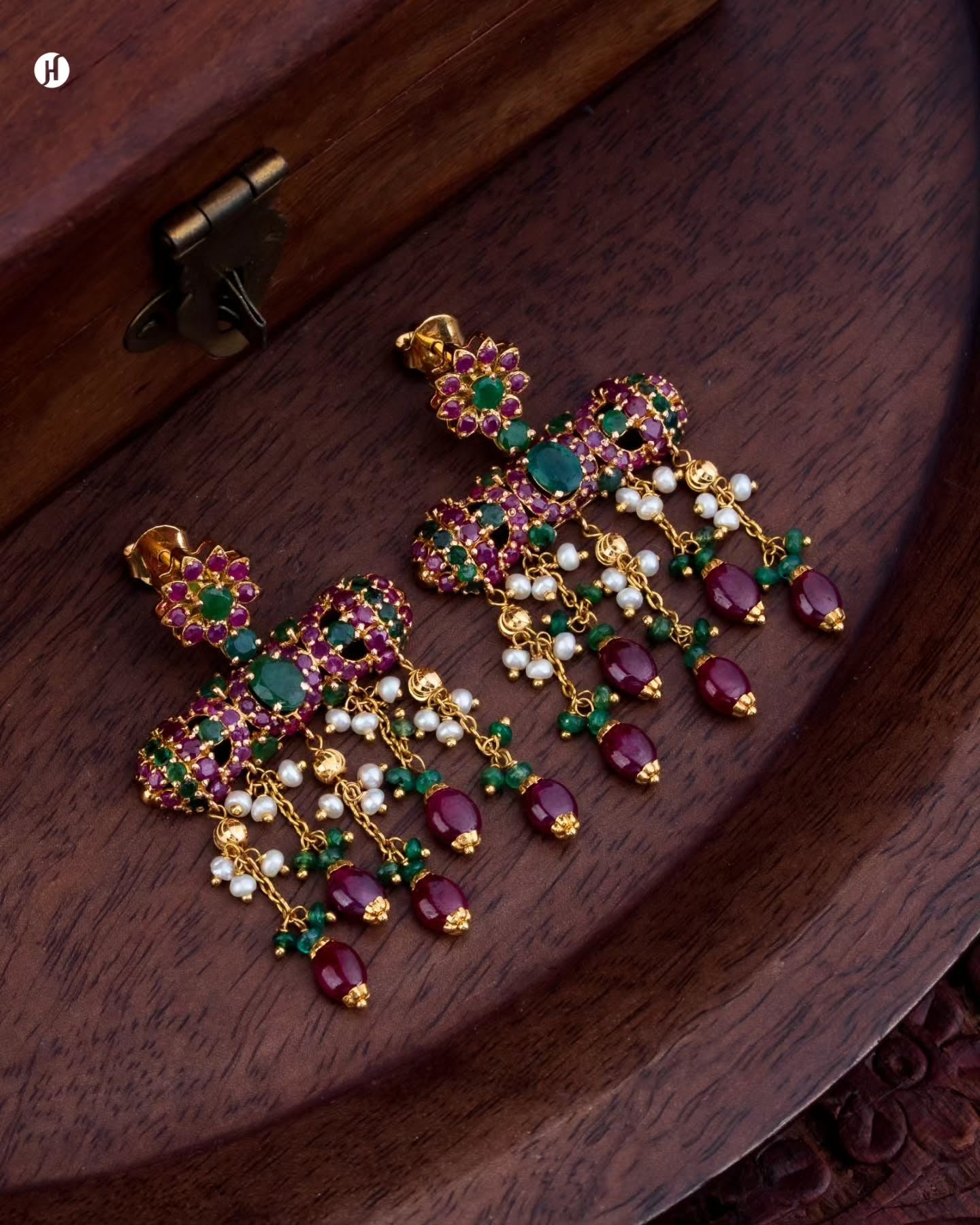 21Kt Yellow Gold Pakistani Shnaf Earrings with Tassel Pendant for Emirati Ladies | Bridal Jewellery.
أقراط شناف باكستانية من الذهب الأصفر عيار 21 قيراطًا مع قلادة بشرابة للسيدات الإماراتيات | مجوهرات الزفاف.