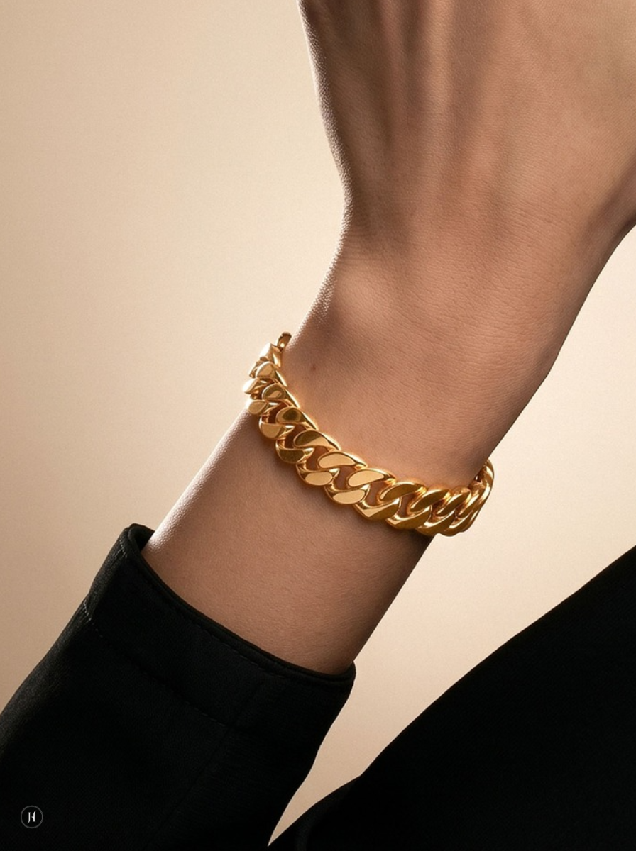 21K yellow gold Bahraini curb-link bangle on display, for Emirati and Khaleeji women, J.H. by Priyansh Jewellery, Dubai, UAE.