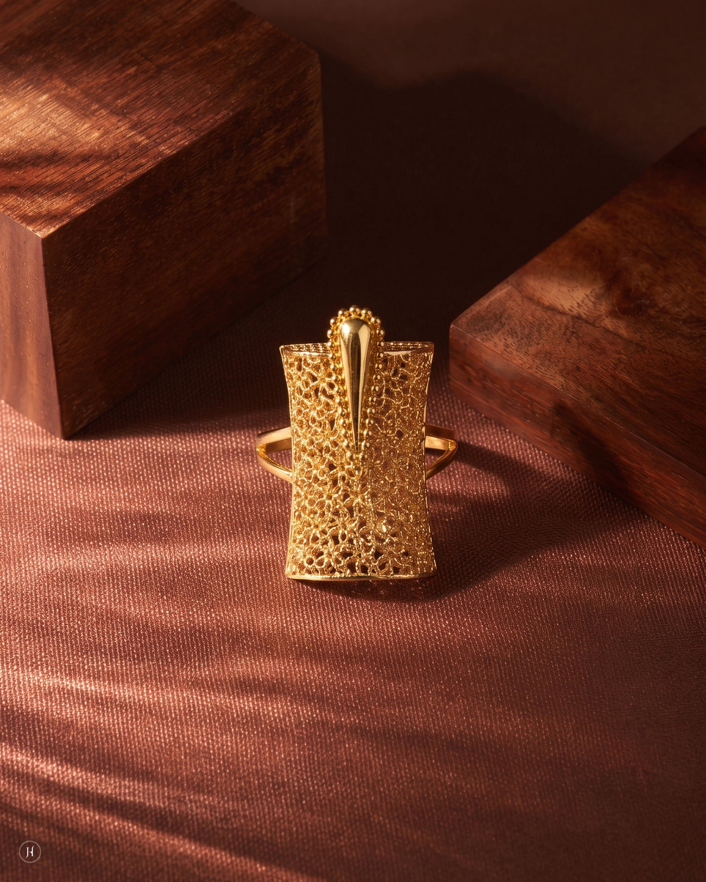 21K yellow gold Bahraini mesh-textured statement ring from the opera necklace set — Emirati and Khaleeji women's jewellery, Dubai, UAE.
