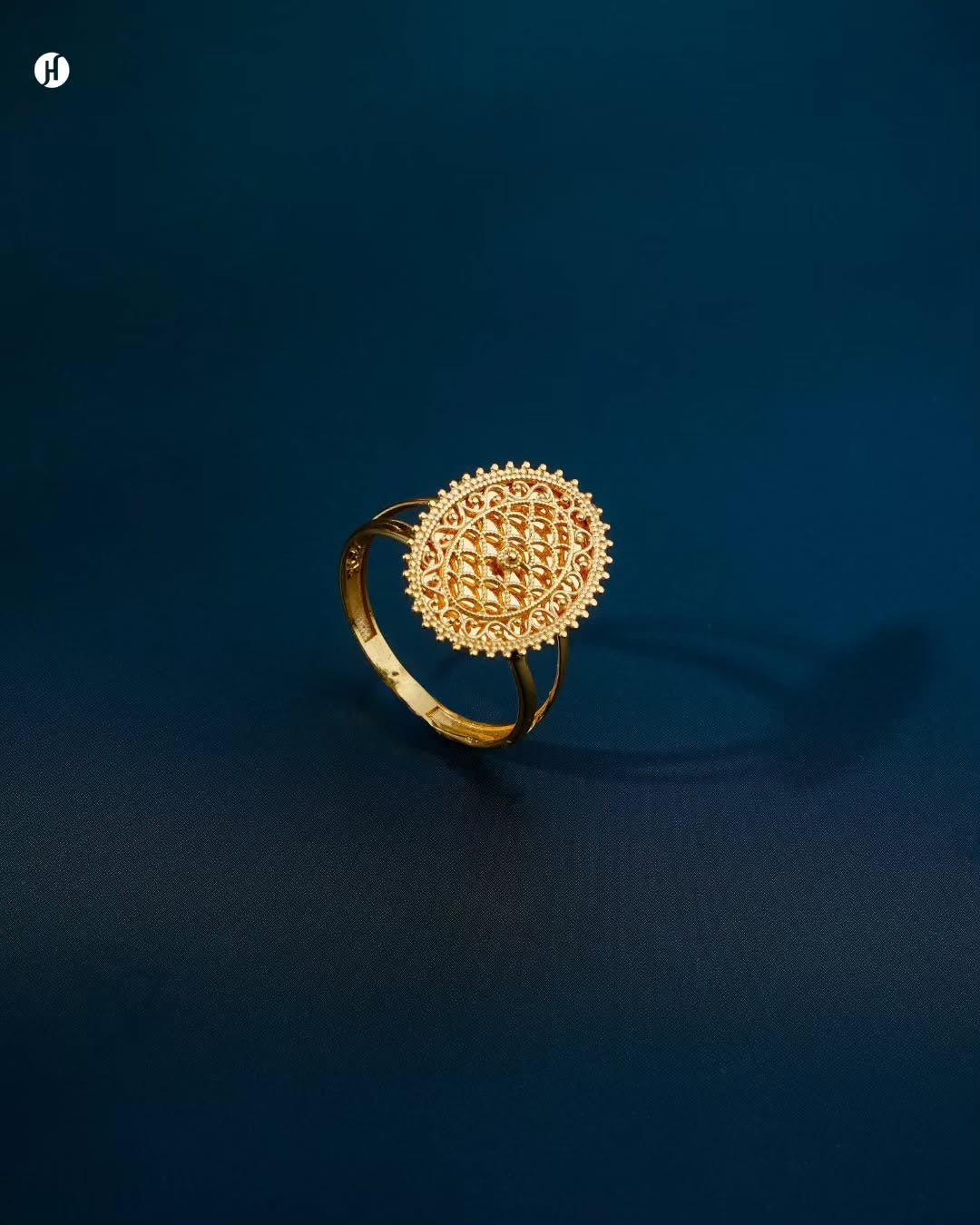 21K yellow gold Bahraini oval medallion ring matching the necklace set, for Emirati and Khaleeji women, J.H. Jewellers, Shop No. 13/14, Block No. 8, New Central Market, Sharjah, UAE.