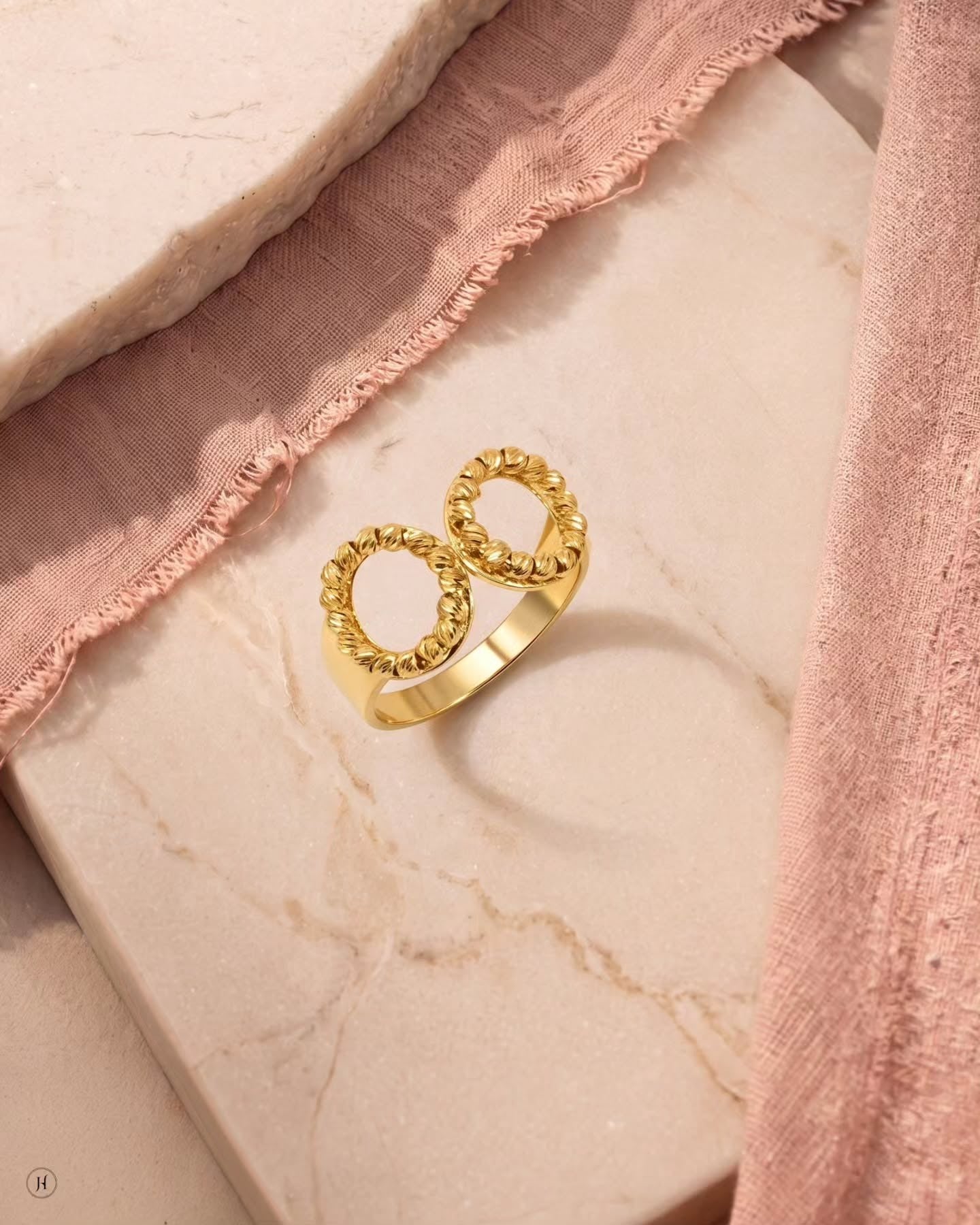 21Karatyellow gold Bahraini rope circle ring matching the necklace set, for Emirati and Khaleeji women, UAE.
