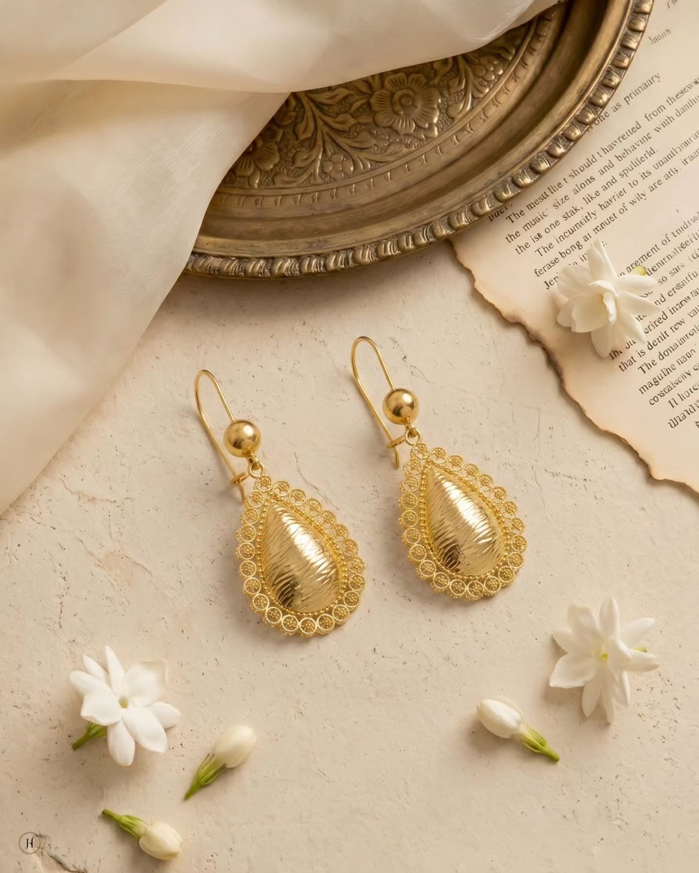 21K yellow gold Bahraini shalal (waterfall) bridal set with teardrop drops — Khaleeji and Emirati women's jewellery, Dubai, UAE.