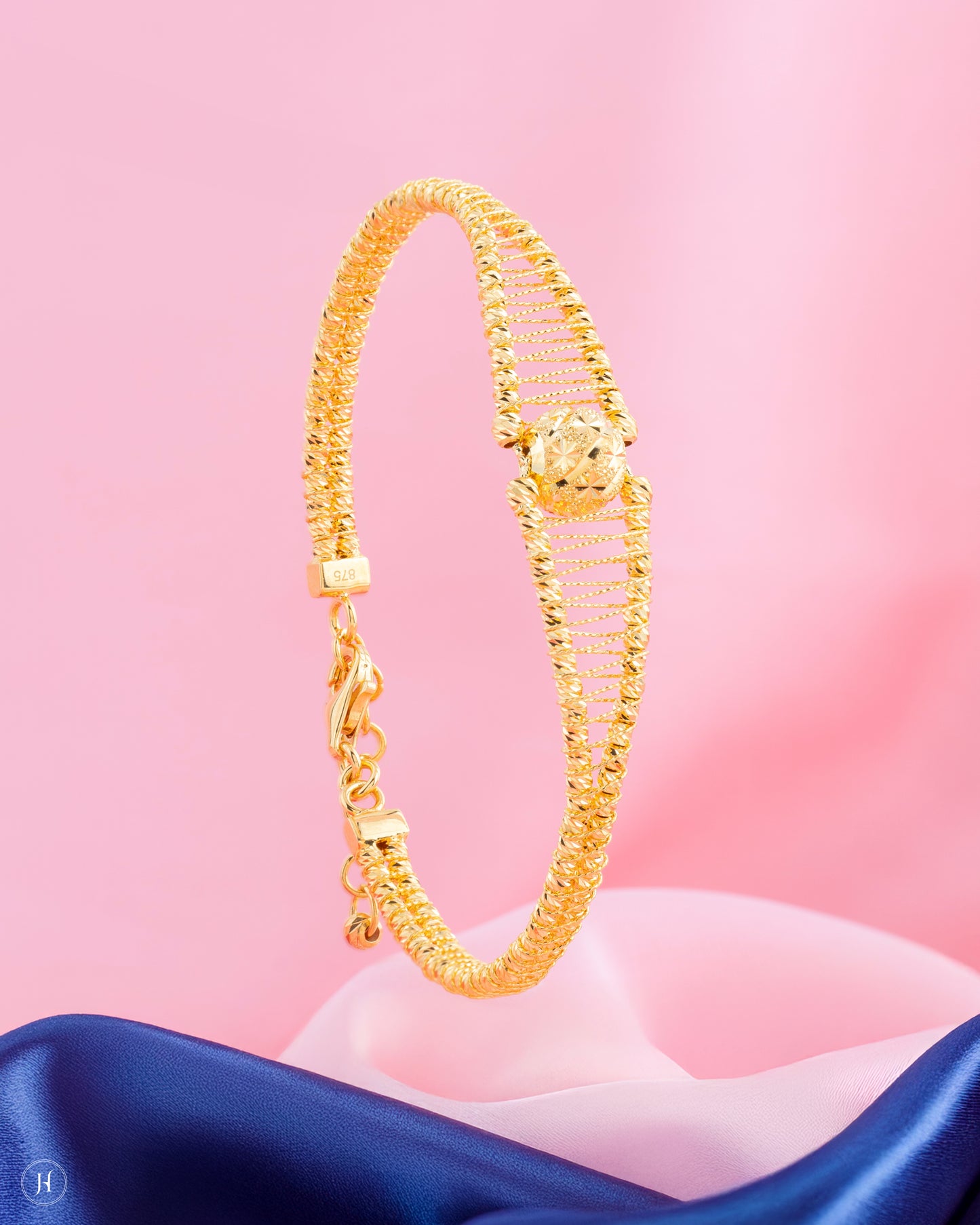 21k Yellow Gold Italian Crisscross Bangle for women in Rashidiya, Dubai