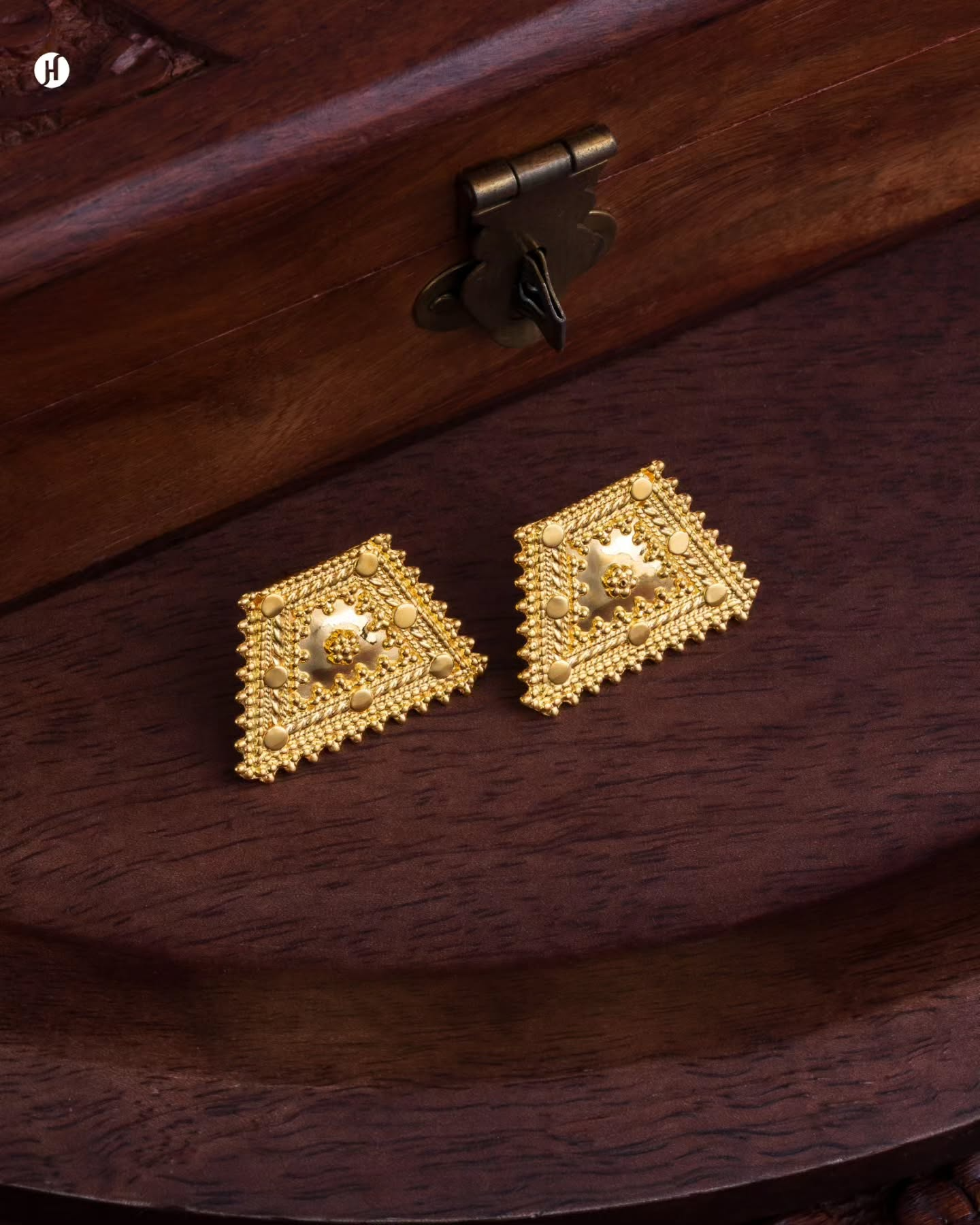 21karat Yellow Gold Bahraini Heritage Triangle Motif Earrings for Ladies in UAE