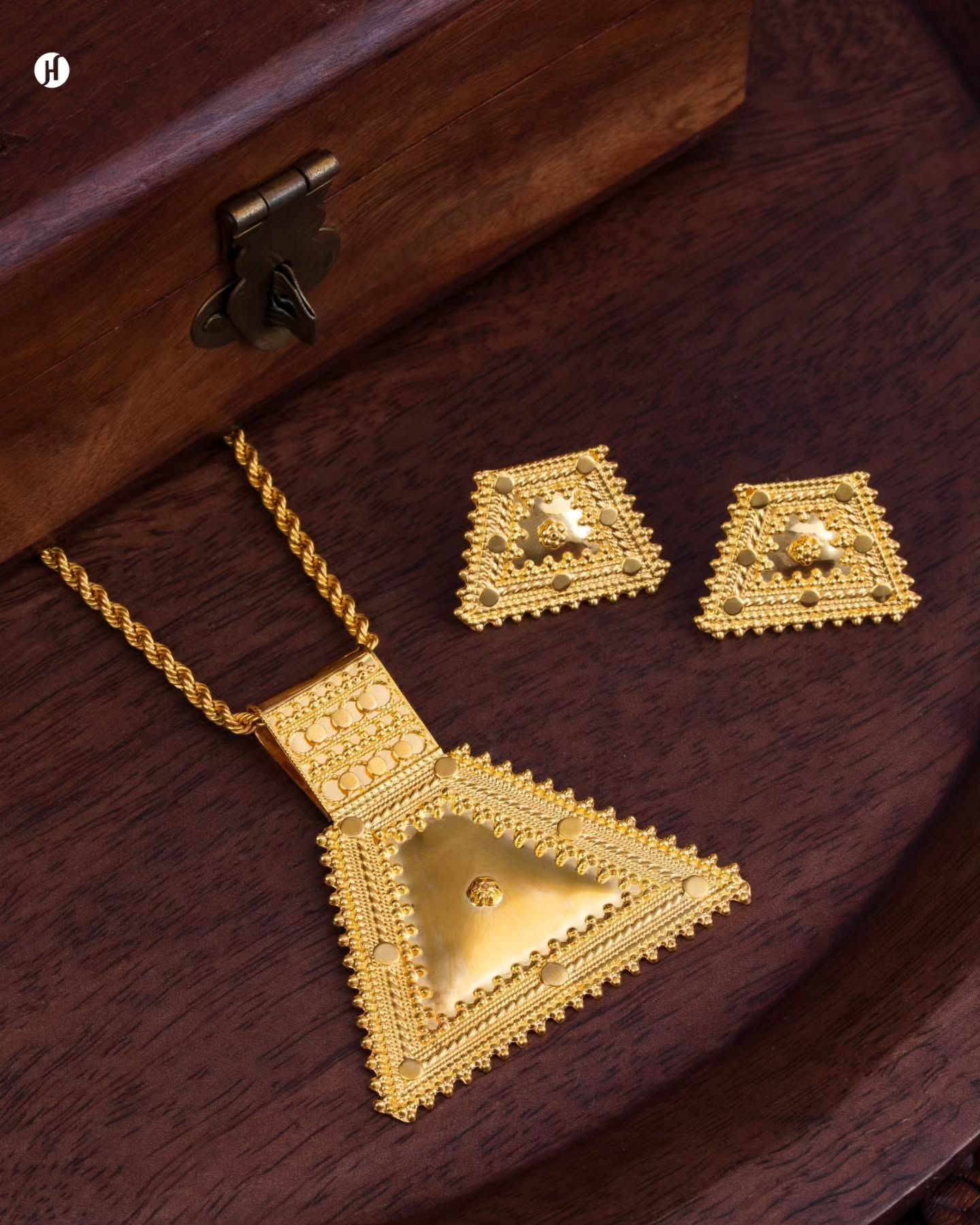 21karat Yellow Gold Bahraini Heritage Triangle Motif Necklace Set for Ladies in UAE