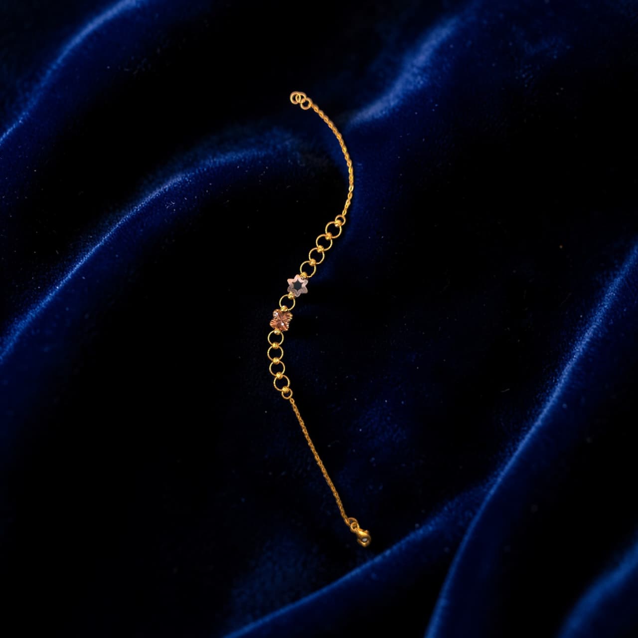 22-Karat Dual Tone Gold Elegant Floral Clover Lightweight Bracelet for Ladies in Dubai.