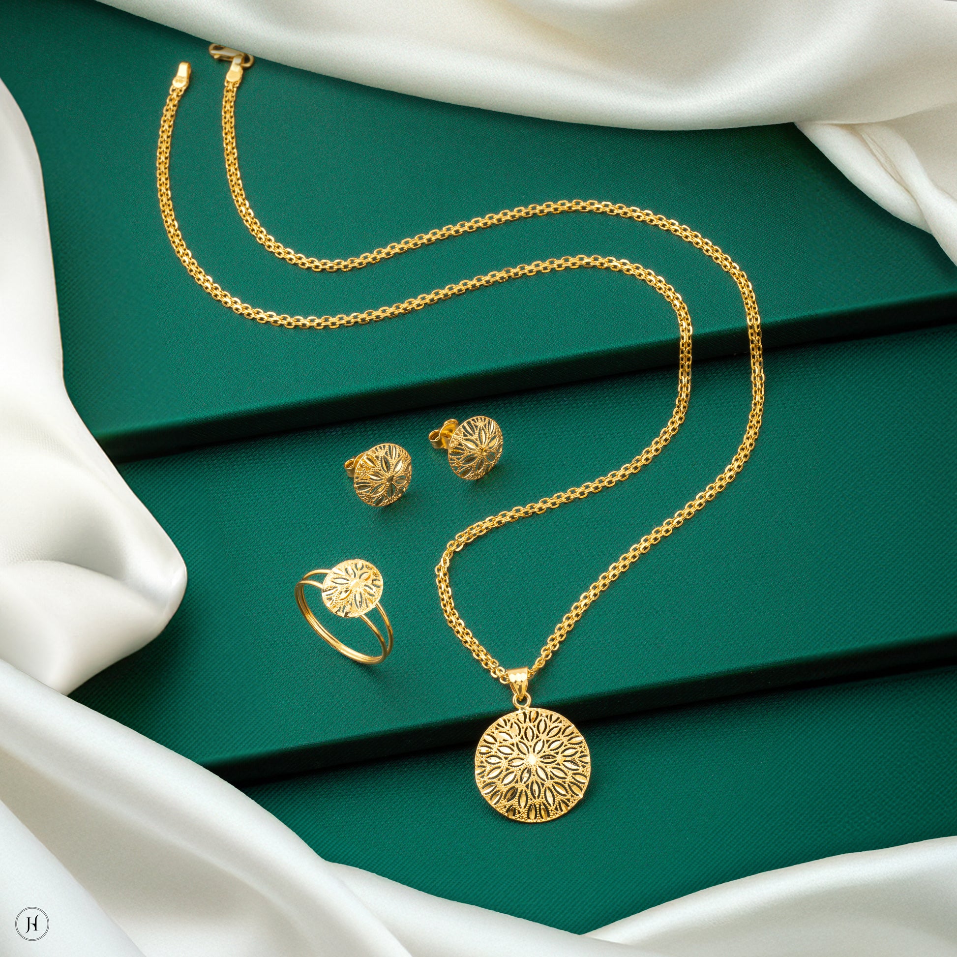 22K Yellow Gold Elegant Floral Pendant Set