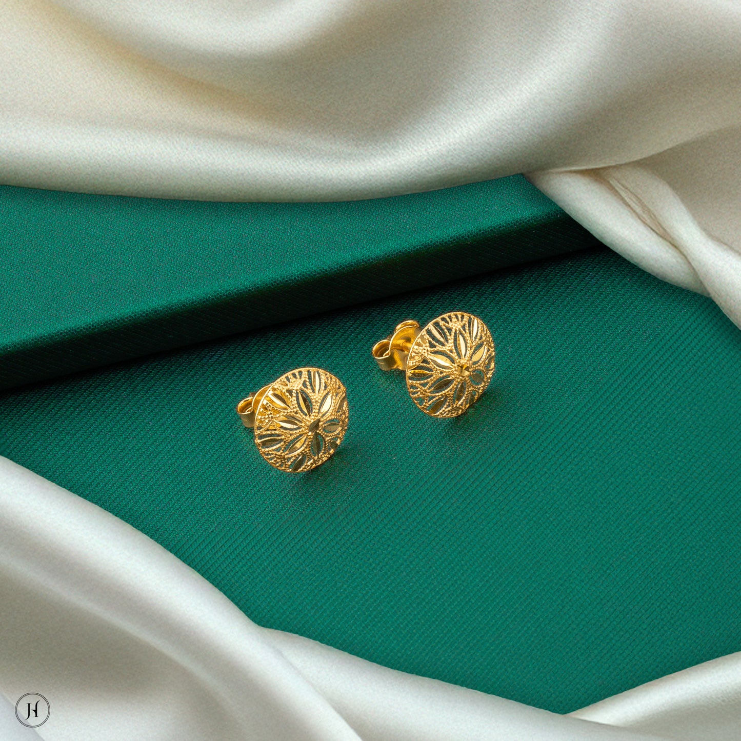 22K Yellow Gold Elegant Floral Pendant Set