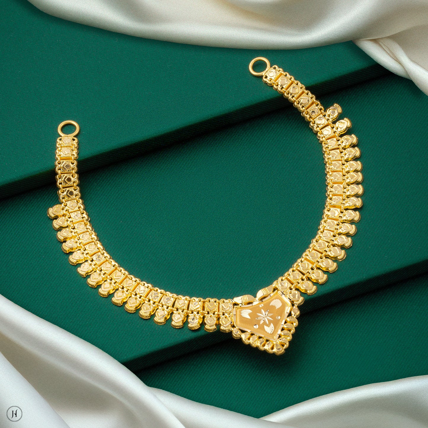 22K Yellow Gold Elegant Heart Choker Set for women | engagement jewellery collection