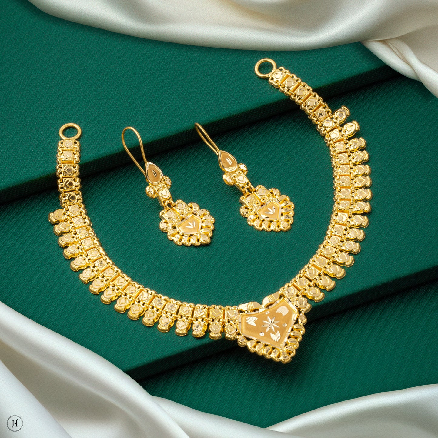 22K Yellow Gold Elegant Heart Choker Set for women | engagement jewellery collection in UAE