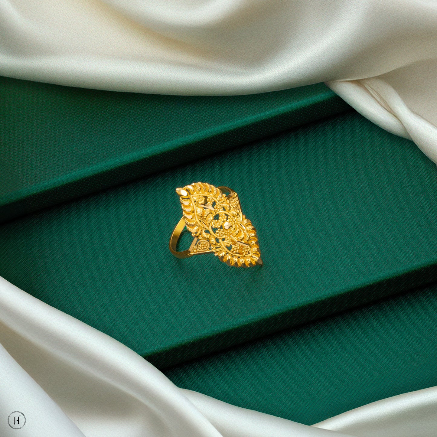 22K Yellow Gold Elegant Leaf-Oval Ring for women in Abu Dubai