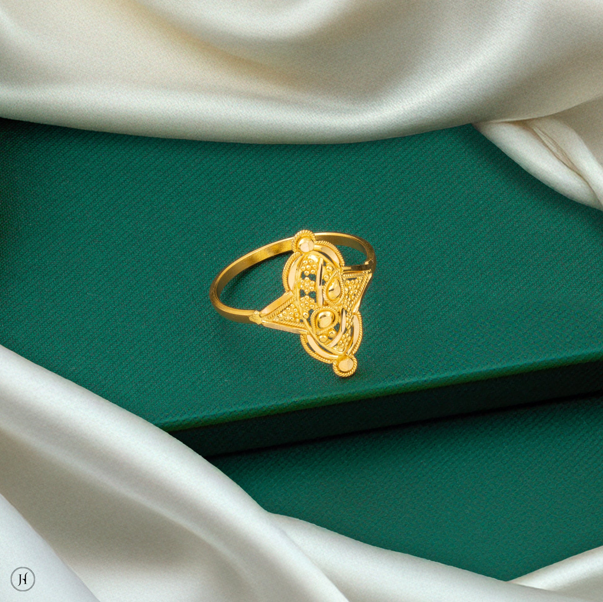 22K Yellow Gold Elegant Small Oval Ring