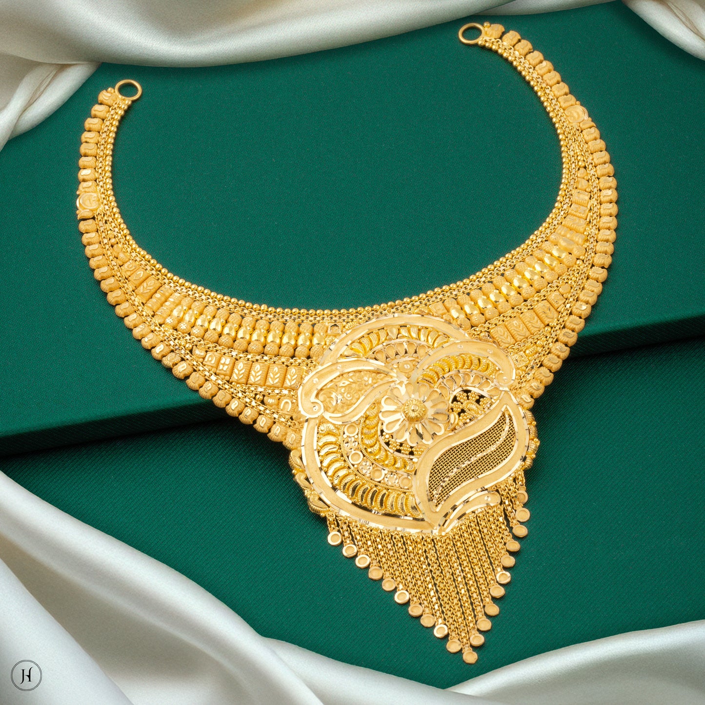 22K Yellow Gold Majestic Traditional Flower Choker Set | bridal jewellery for women in UAE