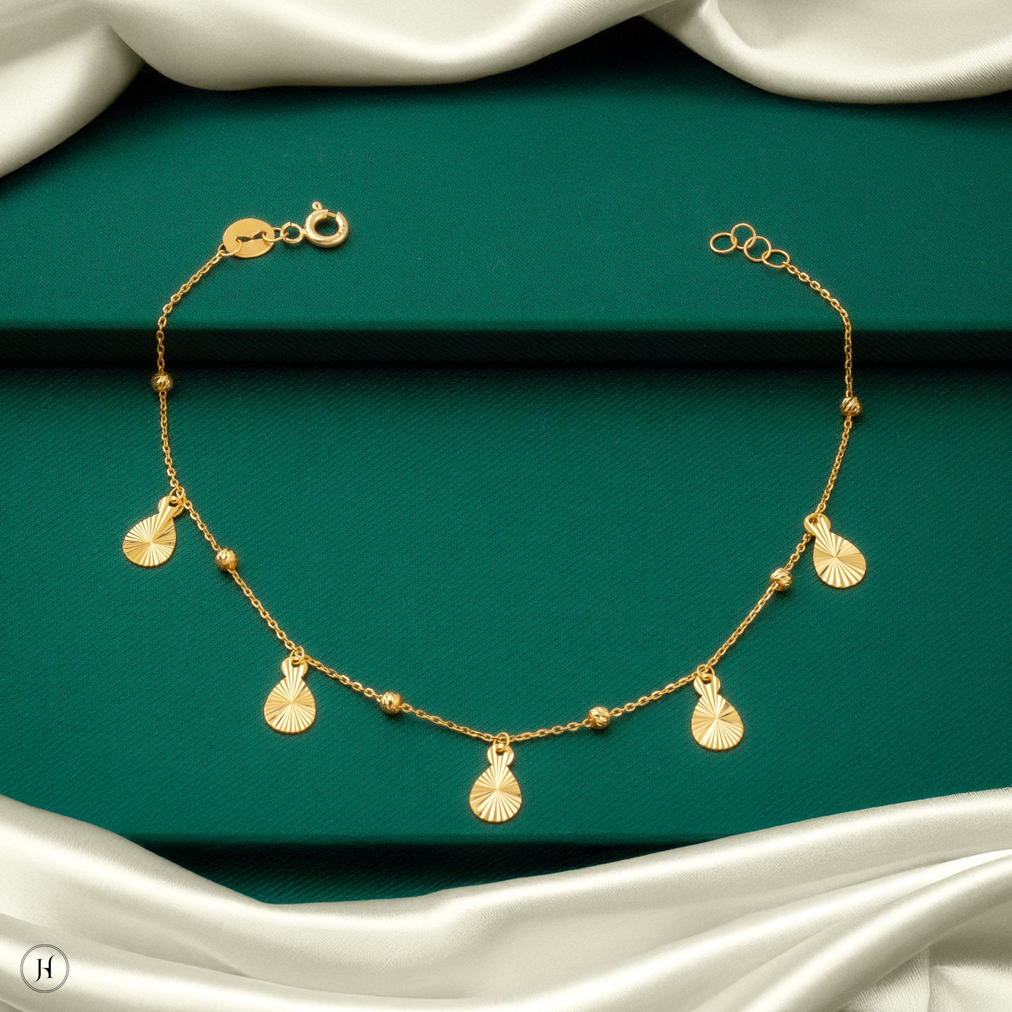 22K Yellow Gold Tear-Drop Lightweight Bracelet for women in UAE | lightweight jewellery in uae