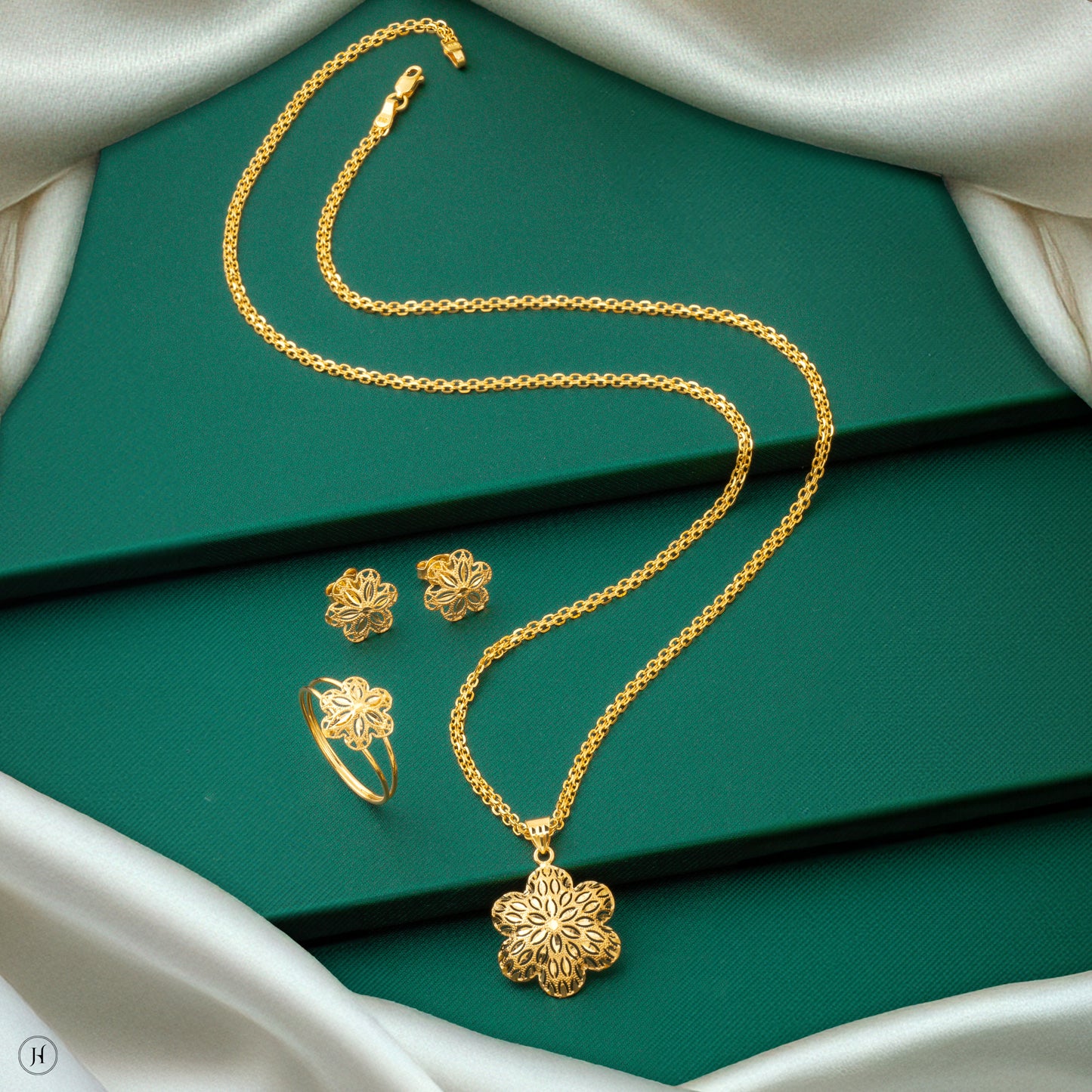 22K Yellow Gold Blooming Flower Pendant Set