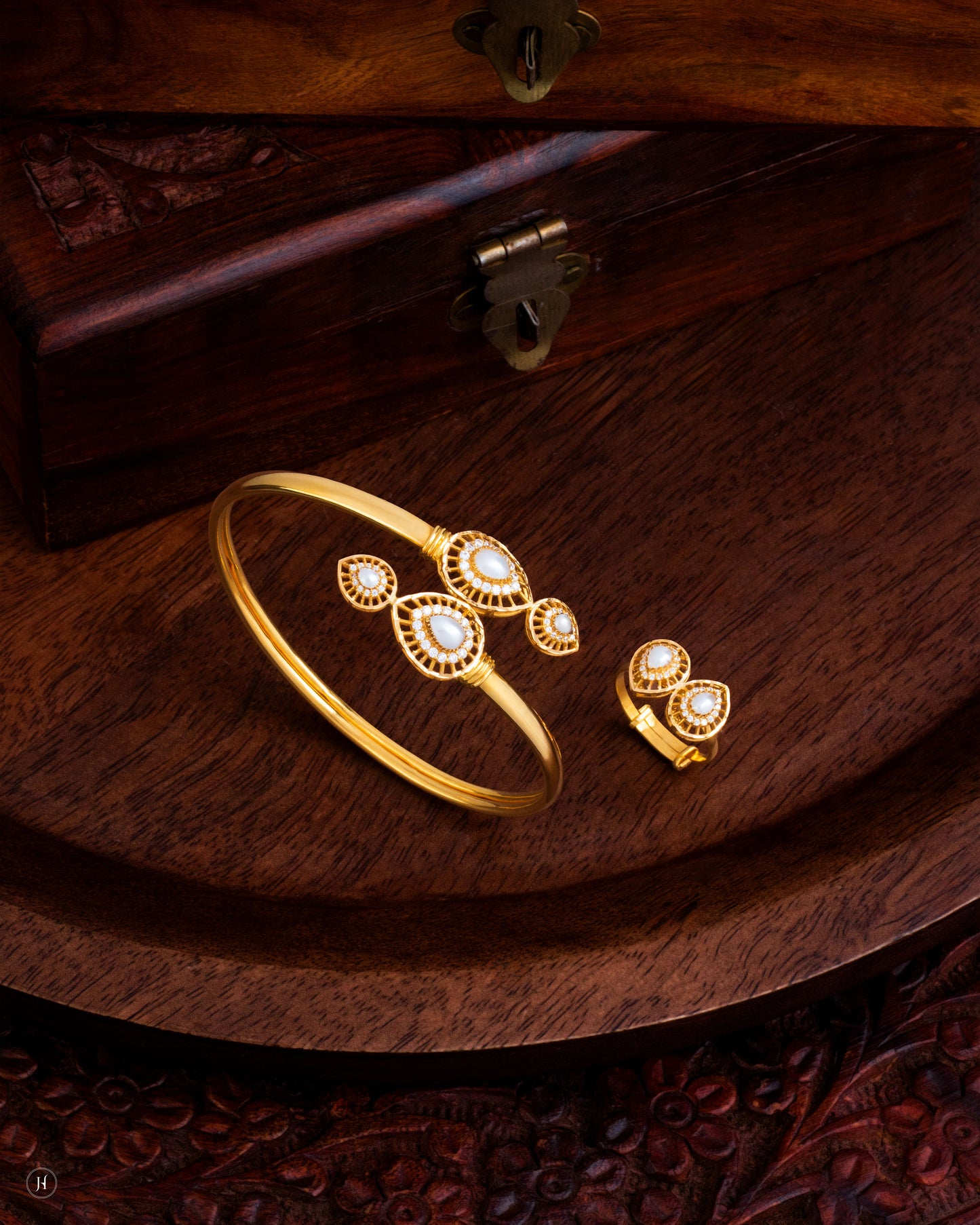 22K Yellow Gold Pakistani Mother of Pearl Open Bangle with Ring