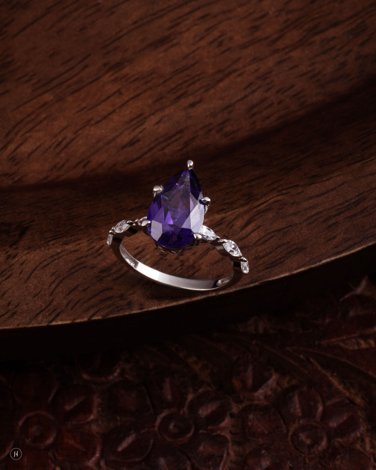 18K White Gold Italian Purple Stone & Zircon Pear Ring