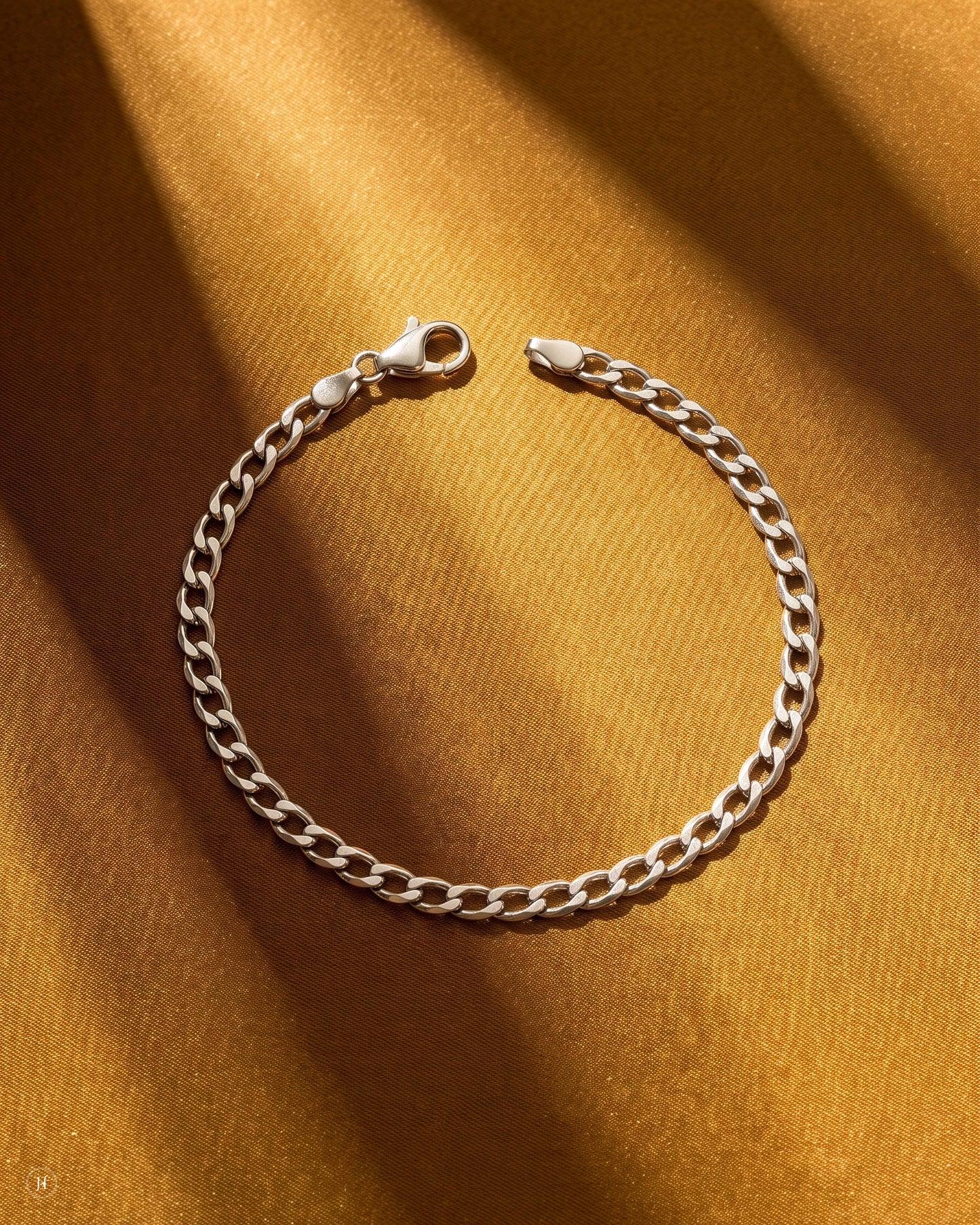 950 platinum unisex curb-link bracelet, PT950 fine jewellery for men and women, J.H. Jewellers, Shop No. 13/14, Block No. 8, New Central Market, Sharjah, UAE.
