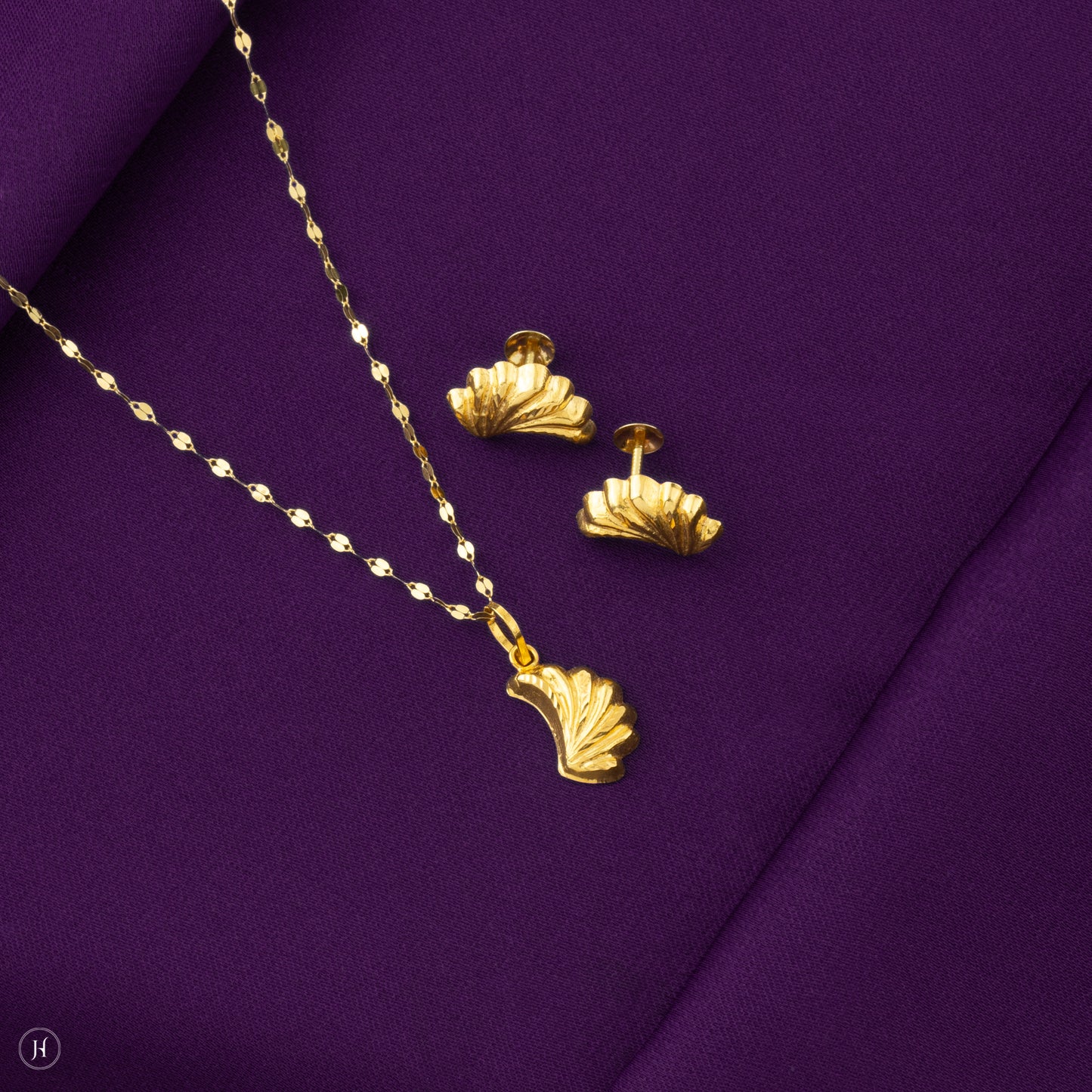 Baby gift | 18K Yellow Gold Baby Wing Shape Pendant Set