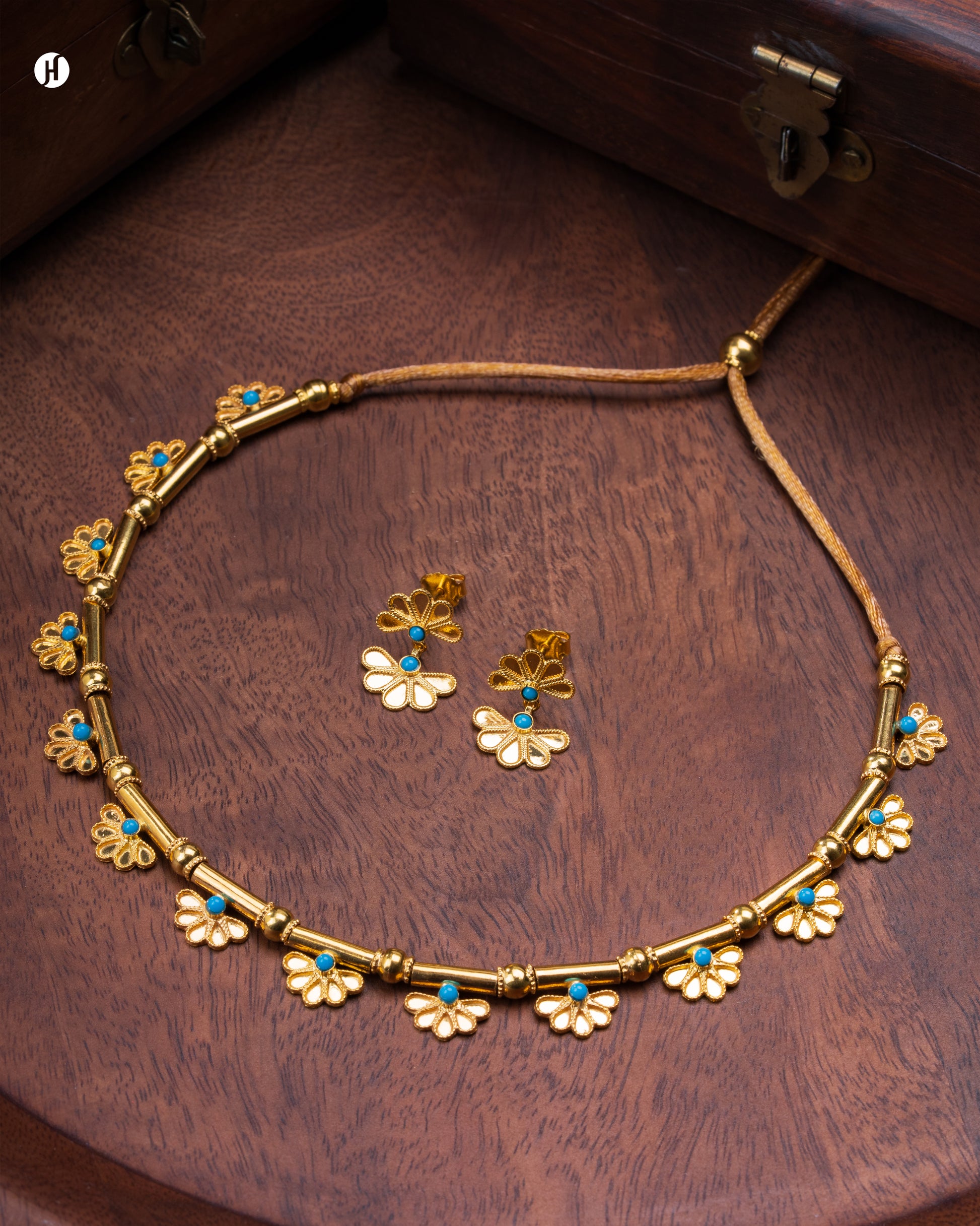 Buy 21Karat Yellow Gold Bahraini Multi-Flower Choker for ladies in UAE | Online jewellery store in UAE