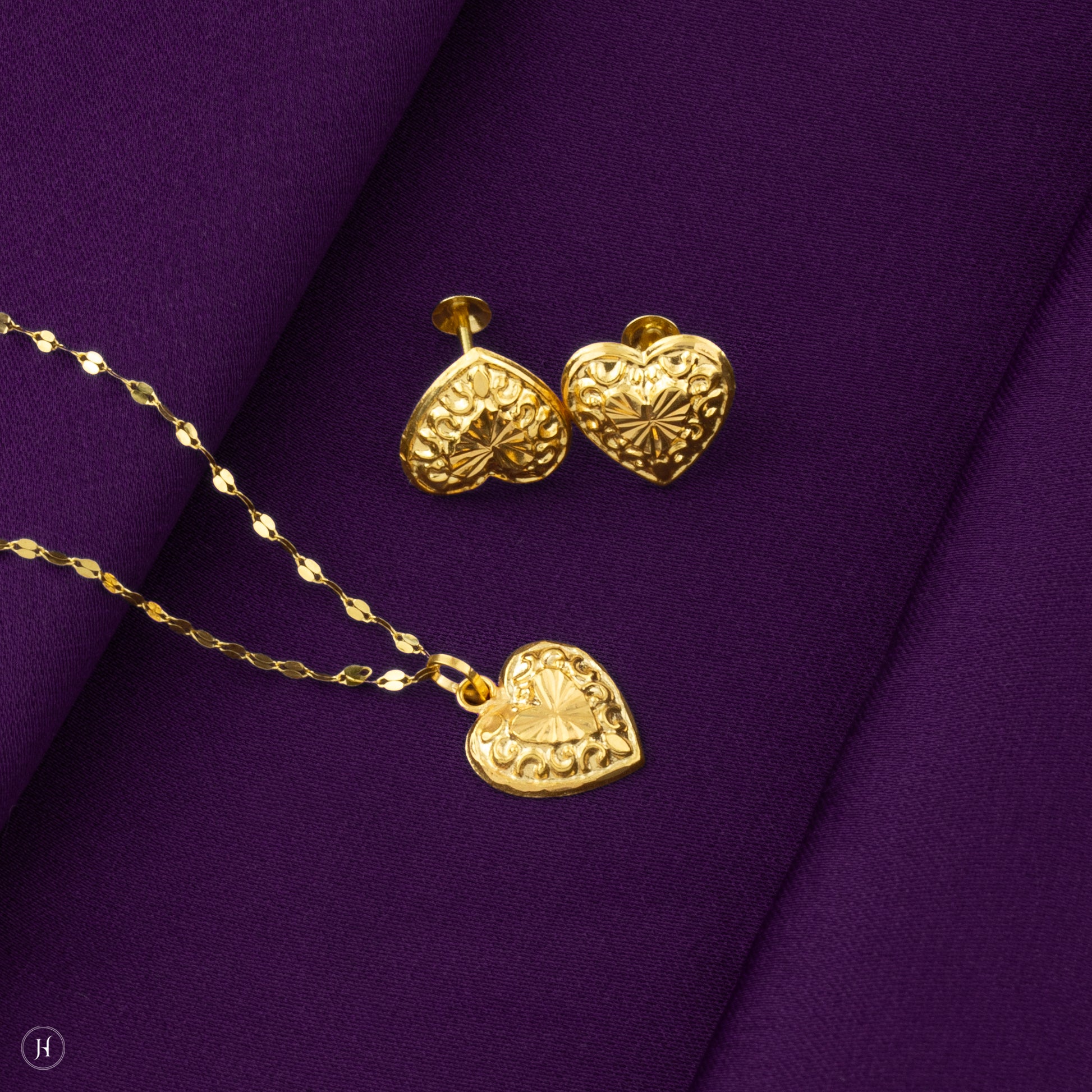 Cute Baby Gift | 18K Gold Baby Love Shape Lightweight Pendant Set In UAE