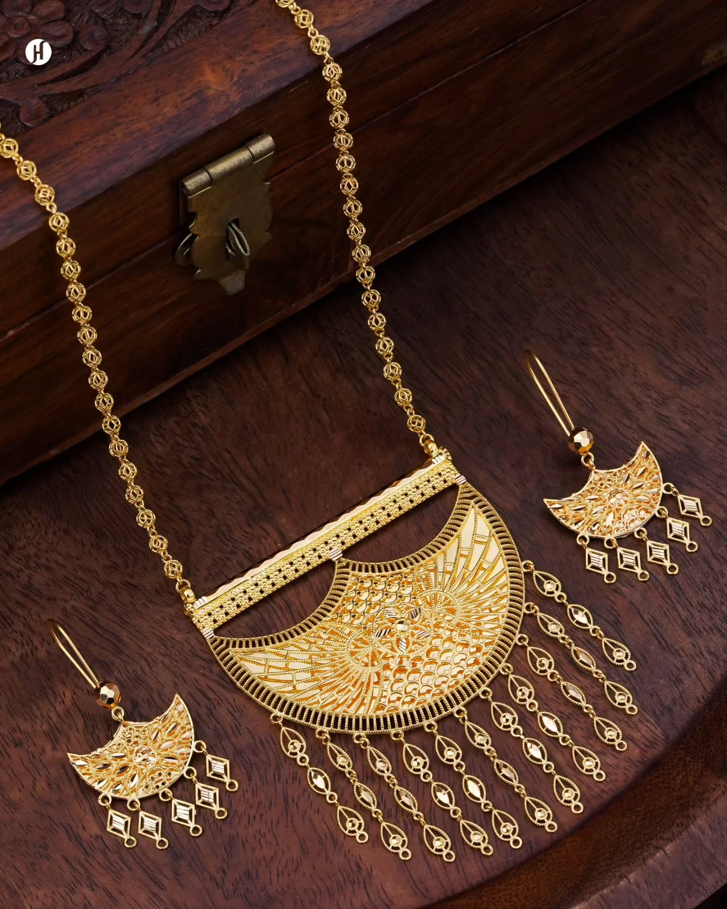 21K Yellow Gold Bahraini Traditional Crescent Tassel Necklace Set